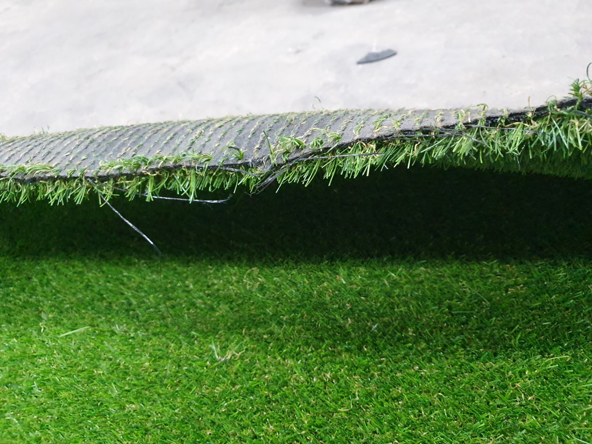 Roll of Green Artificial Grass | Approximate size: 4m x 3.5m - Image 3 of 3