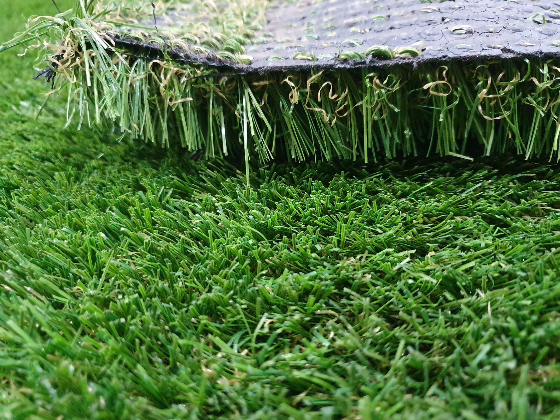 Roll of Green Artificial Grass | Approximate size: 2m x 3m - Image 2 of 2