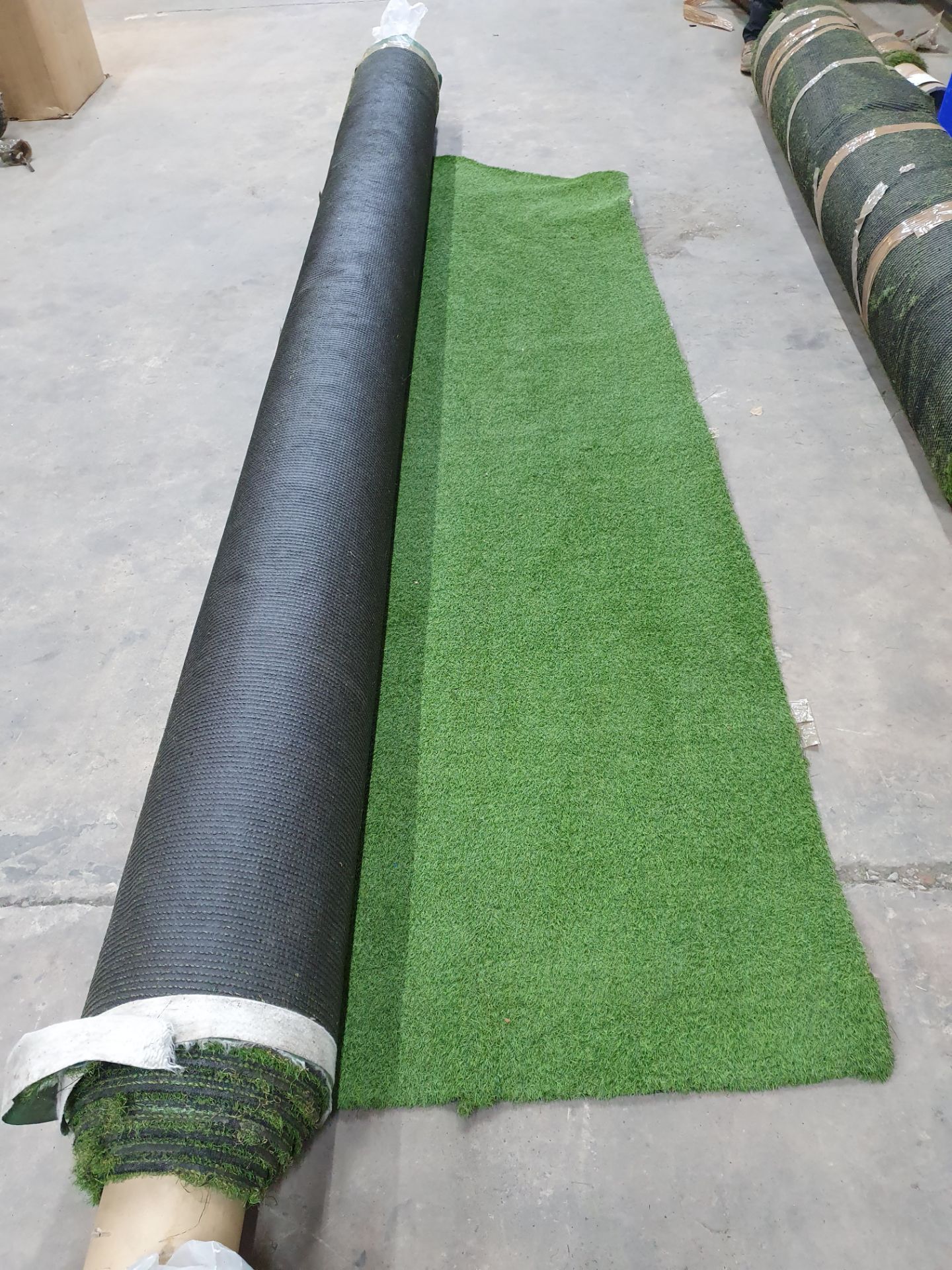 Roll of Green Artificial GrassApproximate size: 4m x 8mPLEASE NOTE ...
