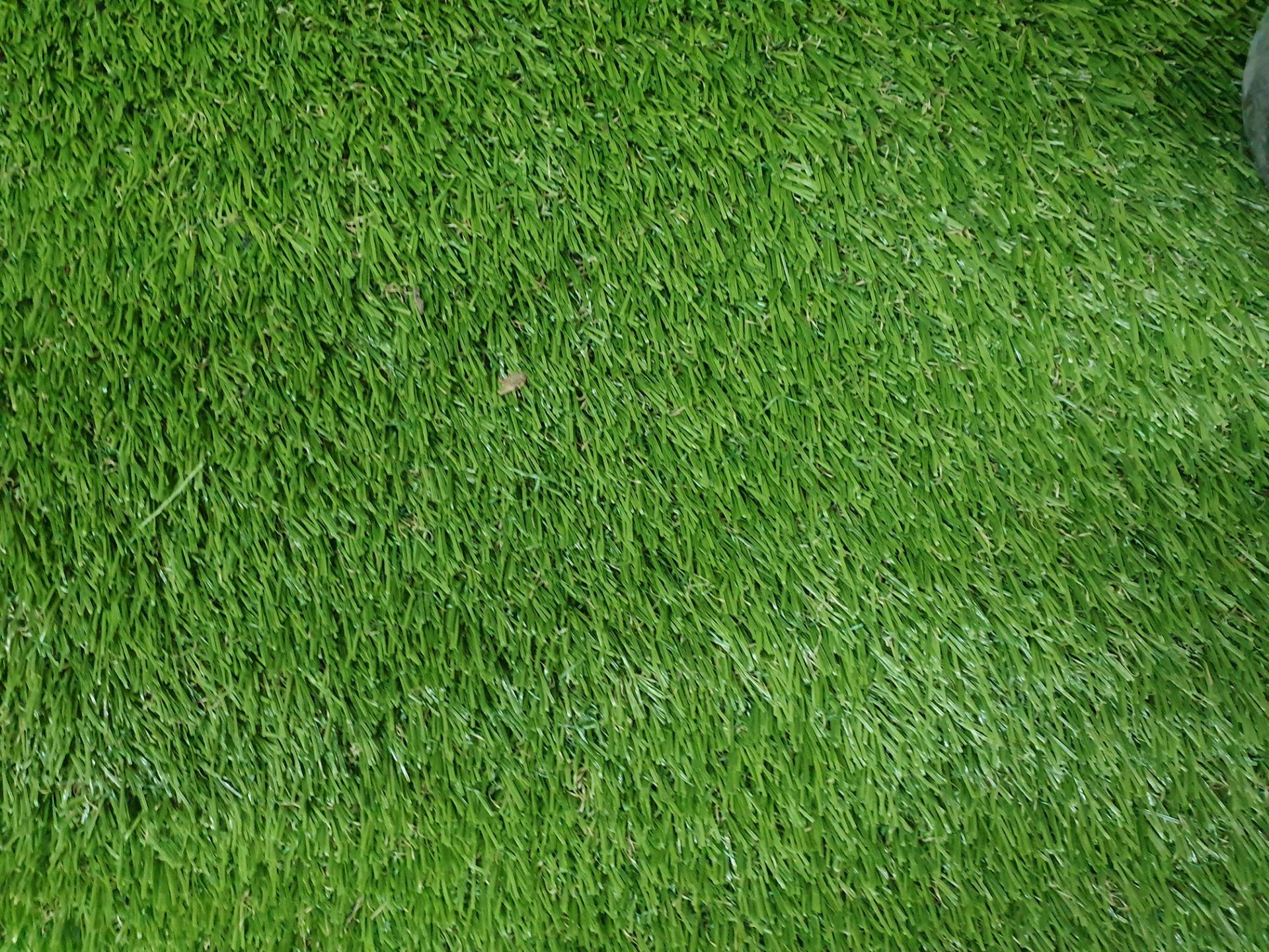 Roll of Green Artificial Grass | Approximate size: 2m x 2.3m - Image 3 of 3