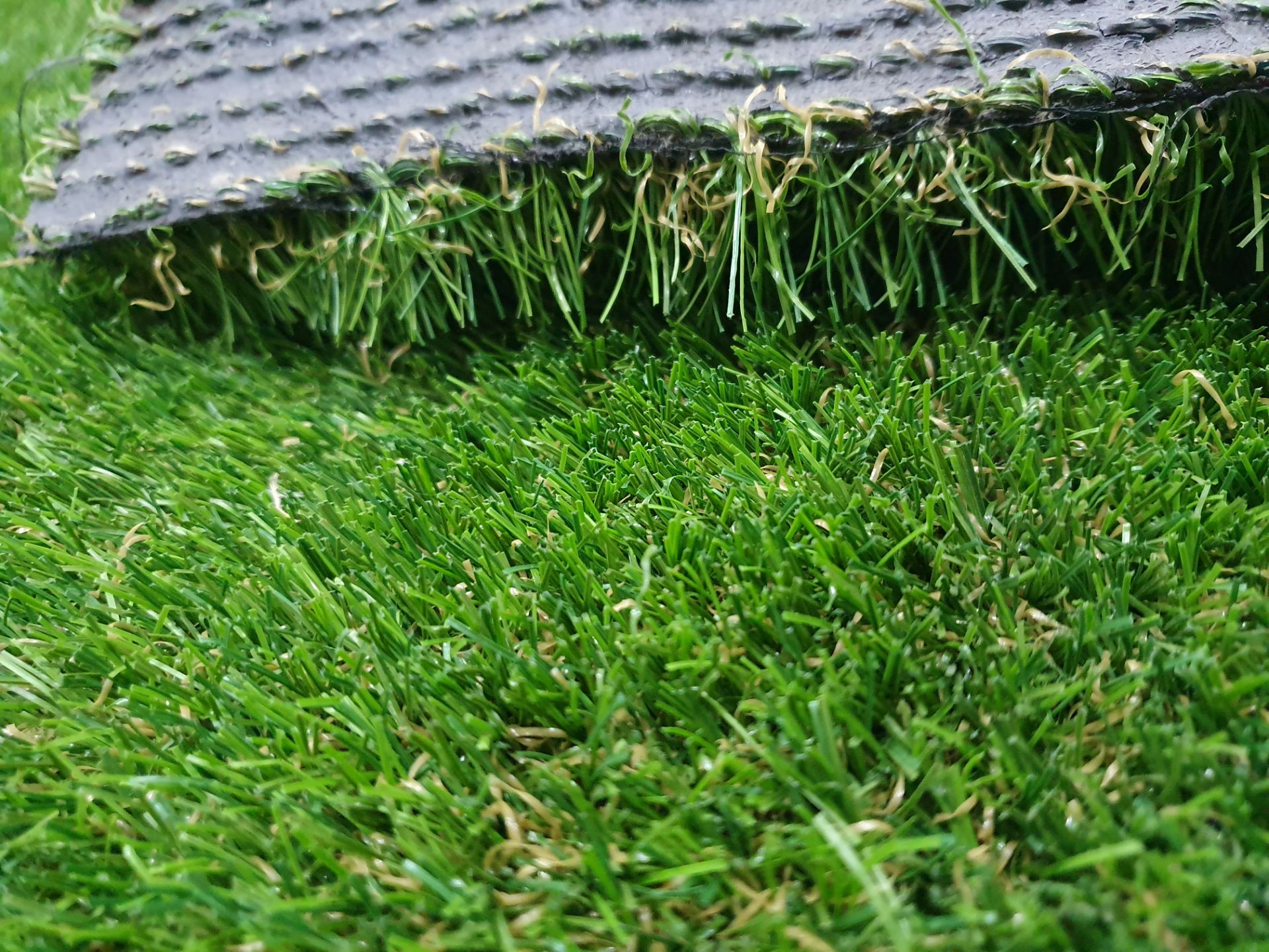 Roll of Green Artificial Grass | Approximate size: 4m x 2m - Image 3 of 3