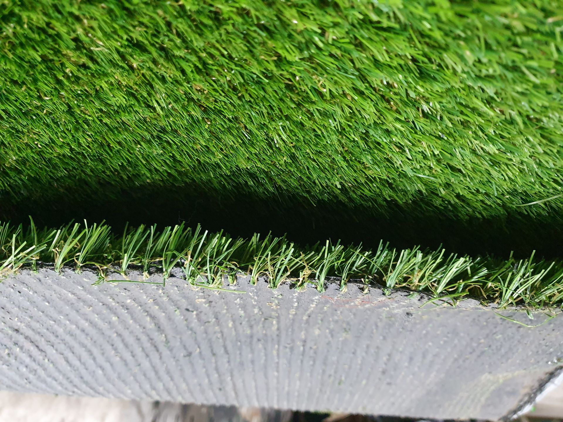 Roll of Green Artificial Grass | Approximate size: 2.3m x 6m - Image 3 of 3