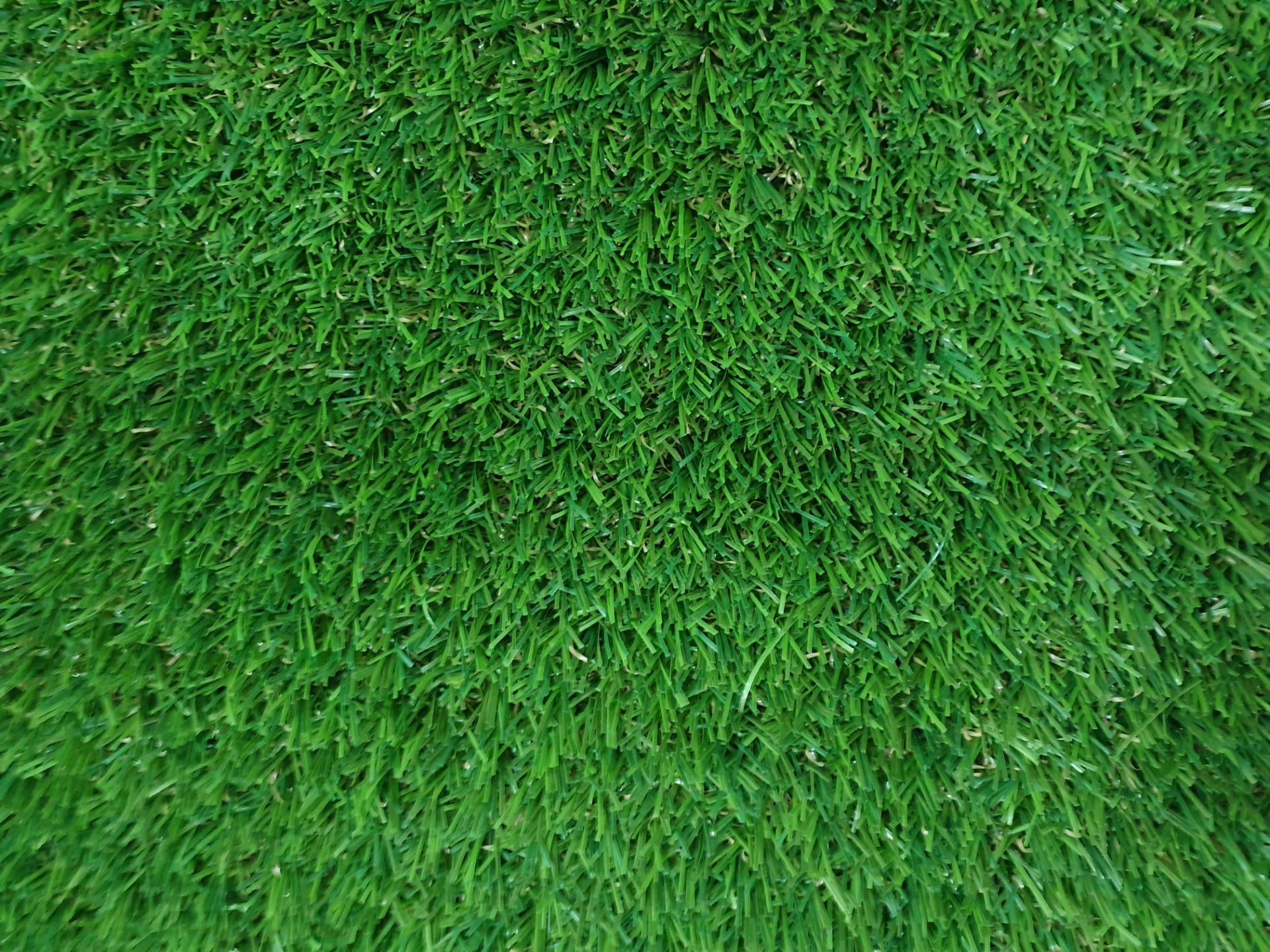 Roll of Green Artificial Grass | Approximate size: 2.2m x 4m - Image 2 of 3