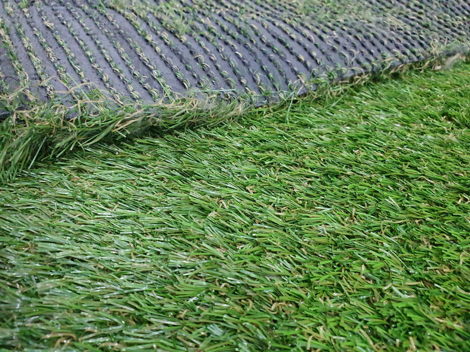Roll of Green Artifical Grass | Approximate size: 4m x 4m - Image 3 of 4