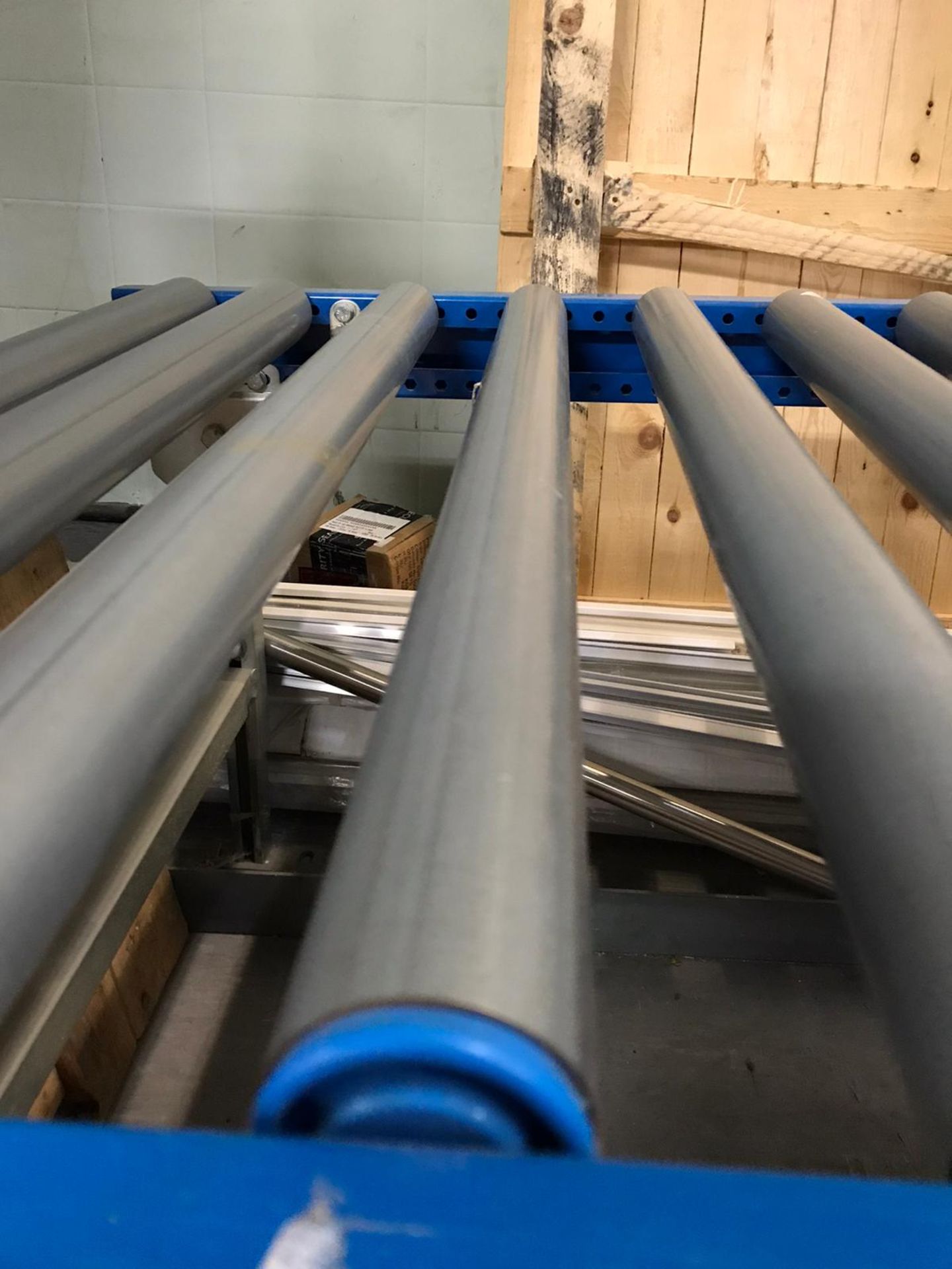 Motorised inclined belt conveyor to 1st floor with 2 m roller conveyor - Image 4 of 7