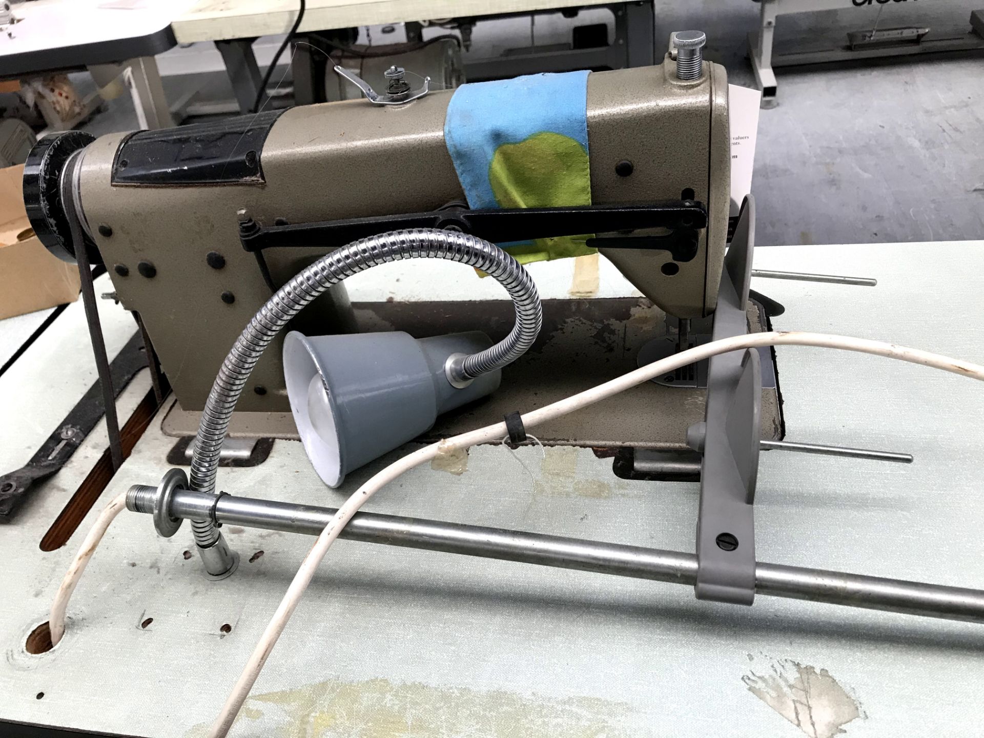 Consew 230B lockstitch sewing machine - Image 4 of 5