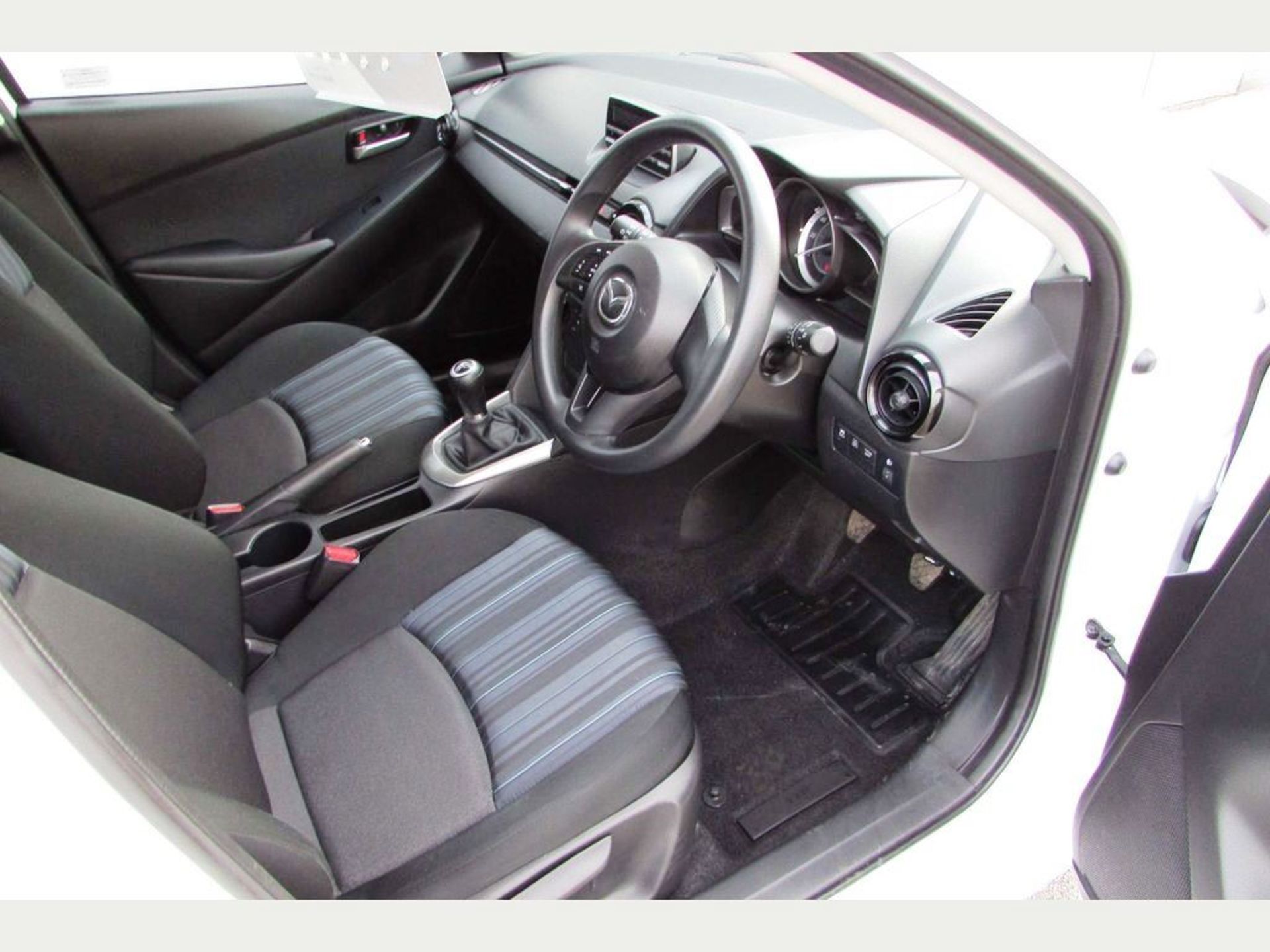 Mazda 2 1.5 SE (s/s) 5dr | Reg: CX17 OZD | Mileage: 41,000 | Forecourt Price £6,490 - Image 9 of 12