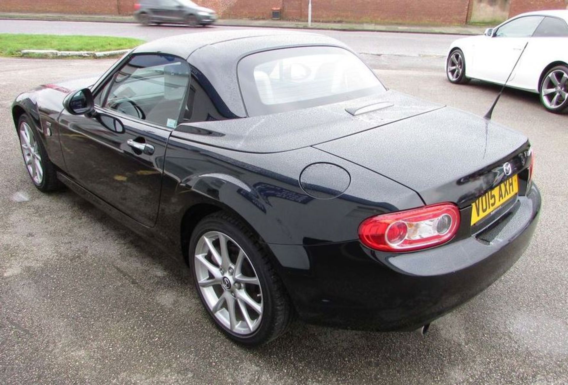 Mazda MX-5 2.0 Sport Tech Nav Roadster 2dr | Reg: VO15 AXH | Mileage: 14,800 | Forecourt Price £11,9 - Image 5 of 9