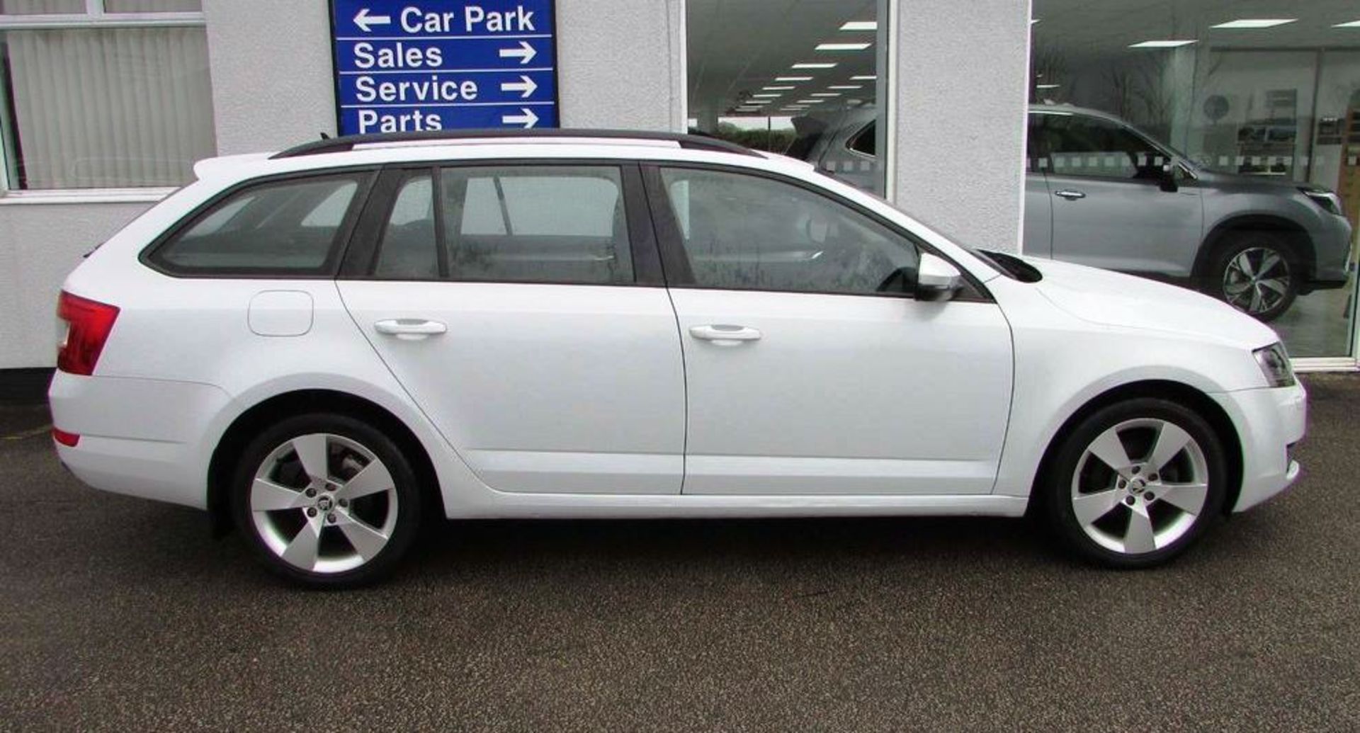 SKODA Octavia 1.6 TDI SE Sport 5dr | Reg: BN17 XPE | Mileage: 49,000 | Forecourt Price £9,790 - Image 3 of 13