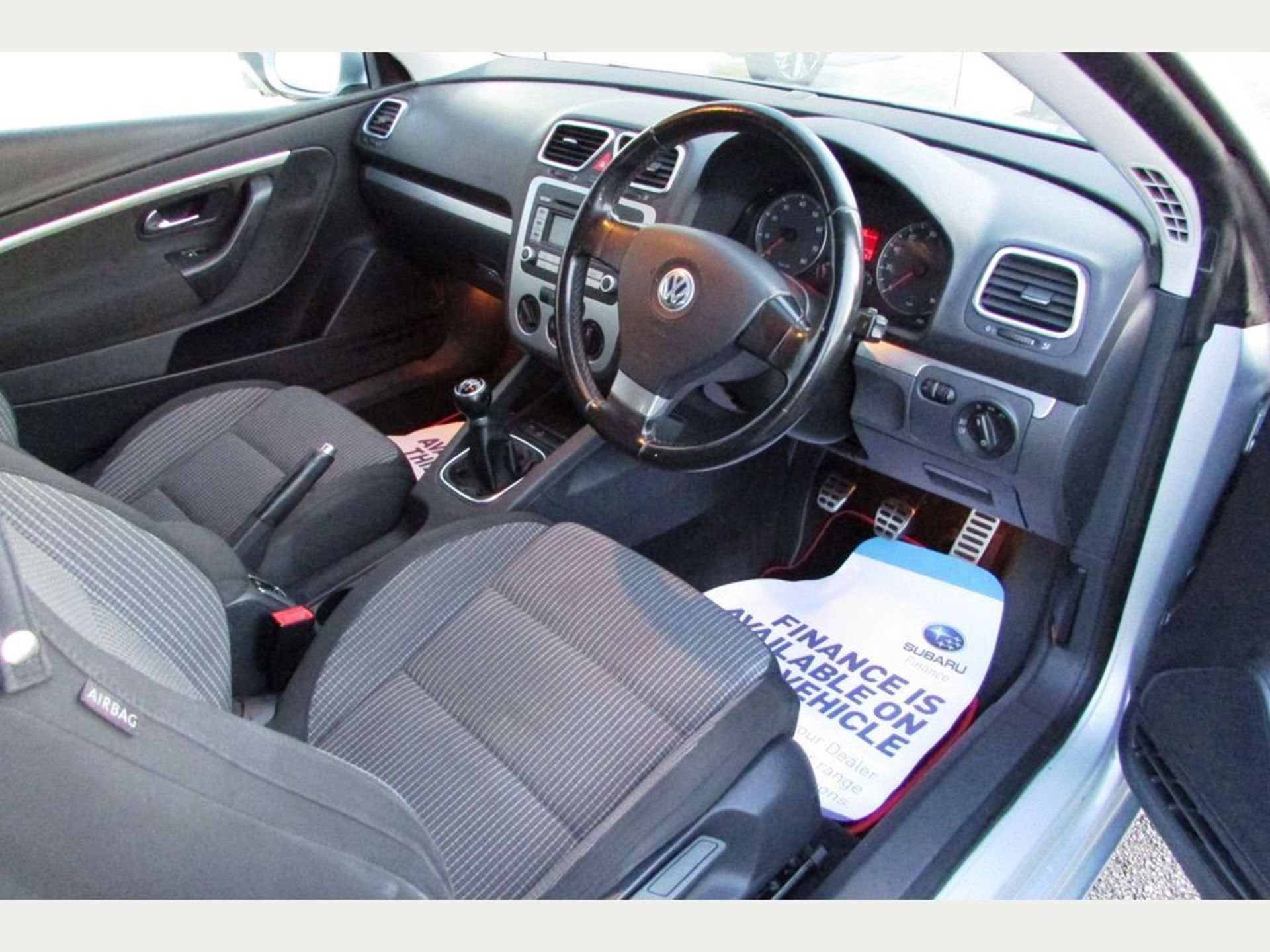 Volkswagen EOS 2.0 T-FSI Sport Cabriolet 2dr | MW56 CZC | Mileage: 87,000 | Forecourt Price £2,790 - Image 9 of 10