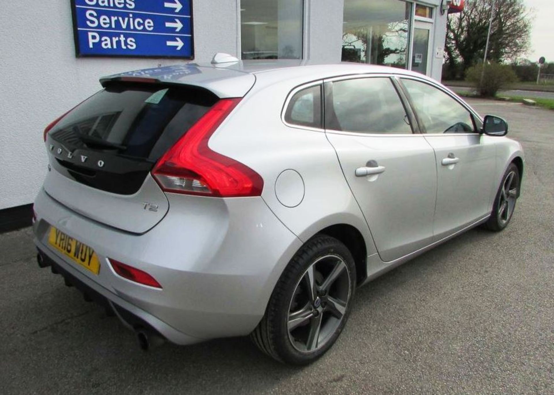 Volvo V40 2.0 T2 R-Design 5dr | Reg: YR16 WUY | Mileage: 22,000 | Forecourt Price £10,990 - Image 4 of 14