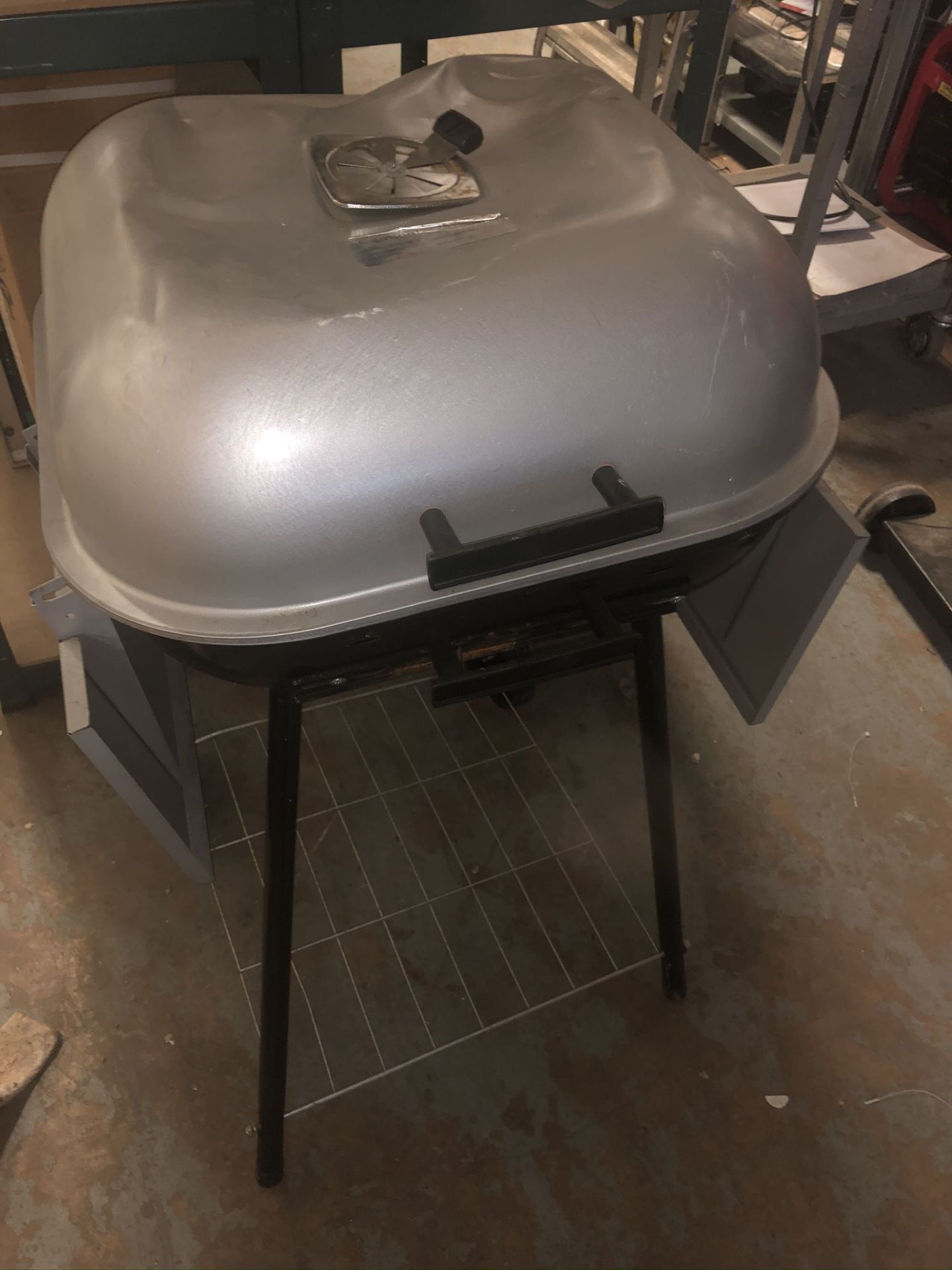 Outdoor BBQ grill on stand - Image 2 of 3