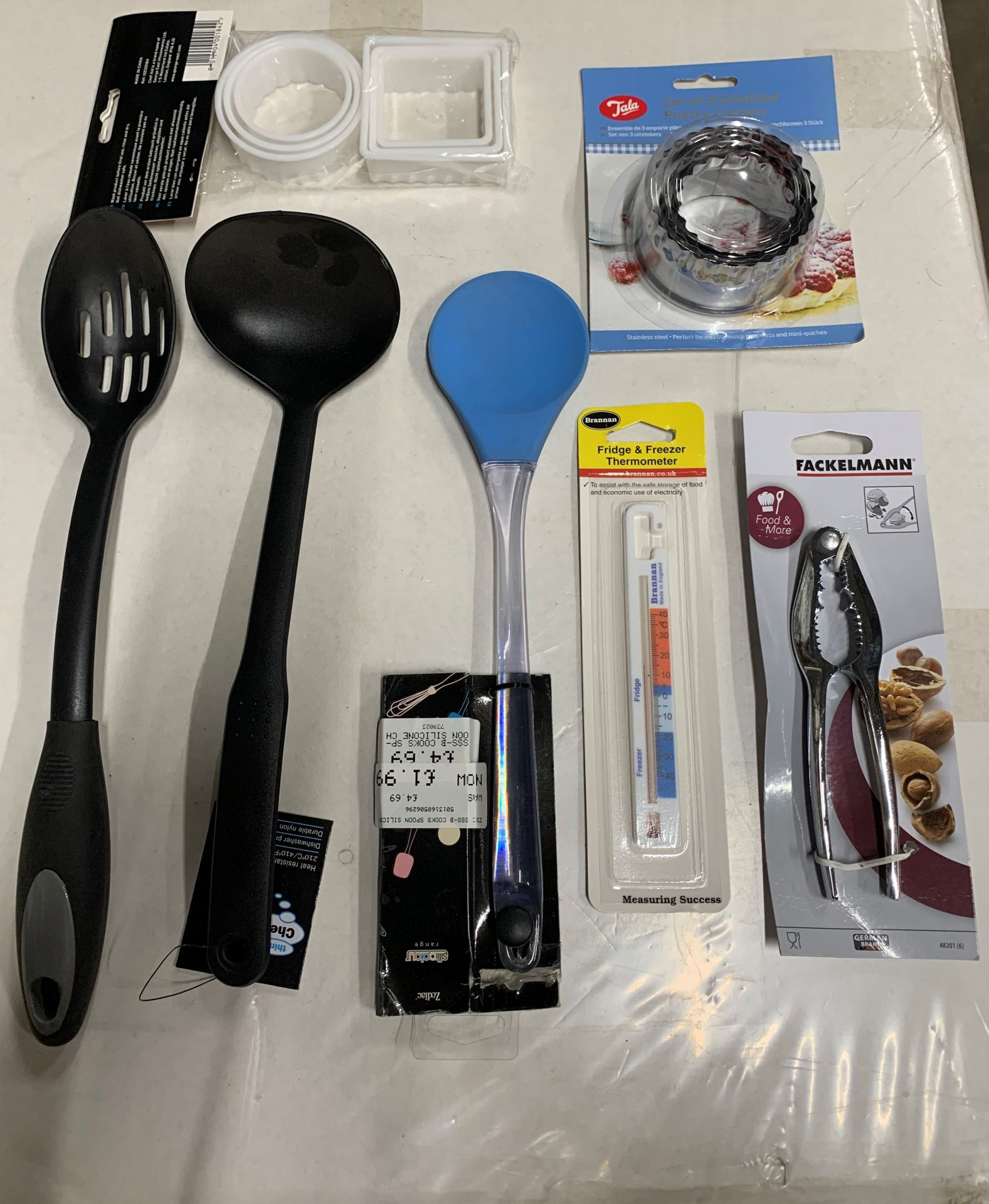 Mixed lot of kitchen accessories