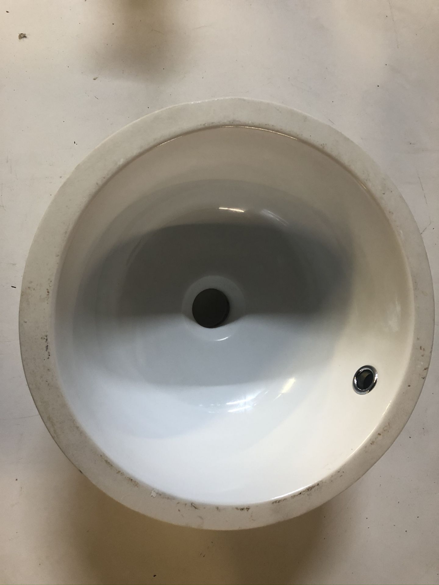 Cesame EZZSE22H Oval Ceramic Washbasin - Image 2 of 3