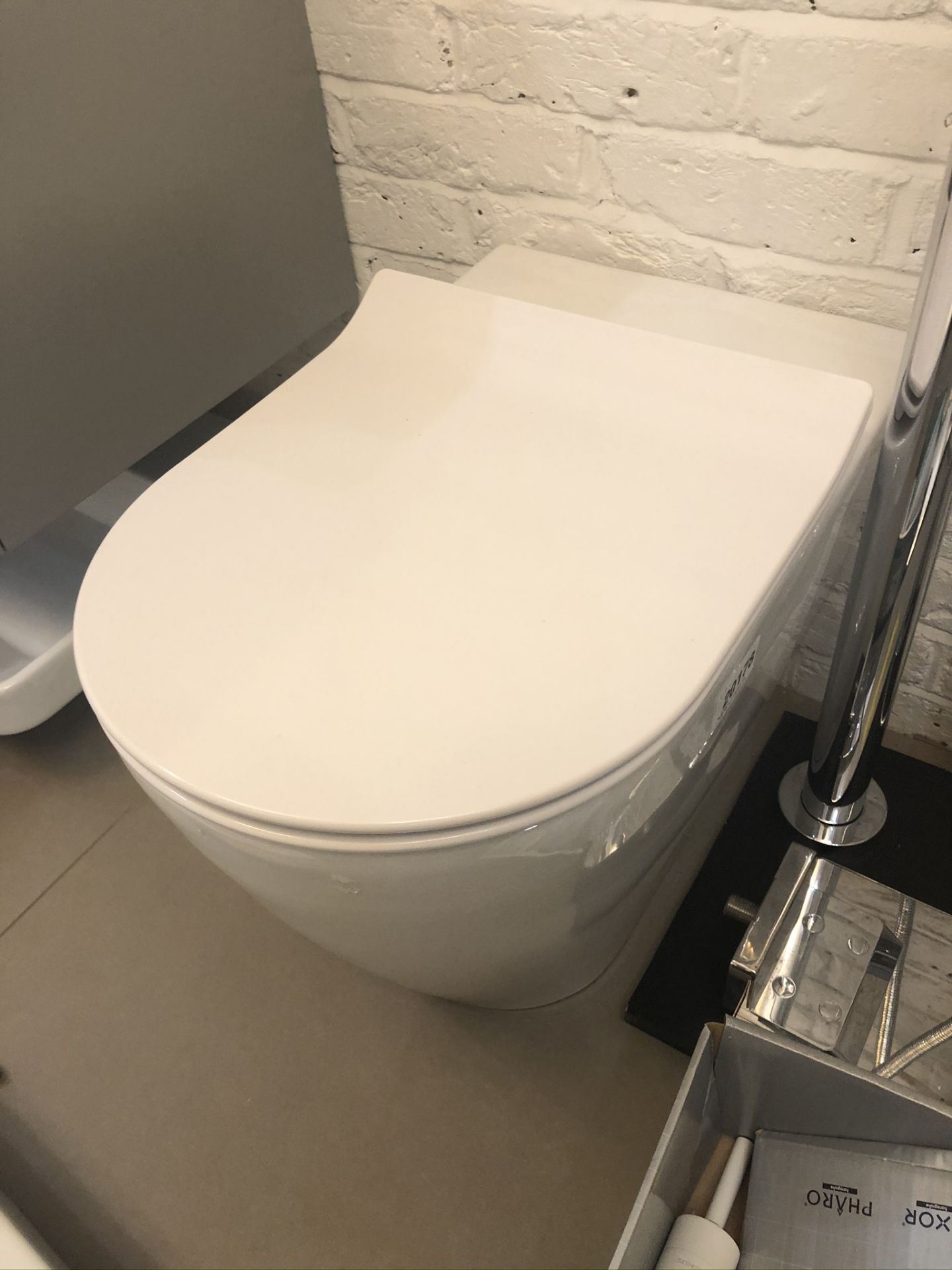 Ex Display Unbranded Soft Close Toilet in White - Image 2 of 3