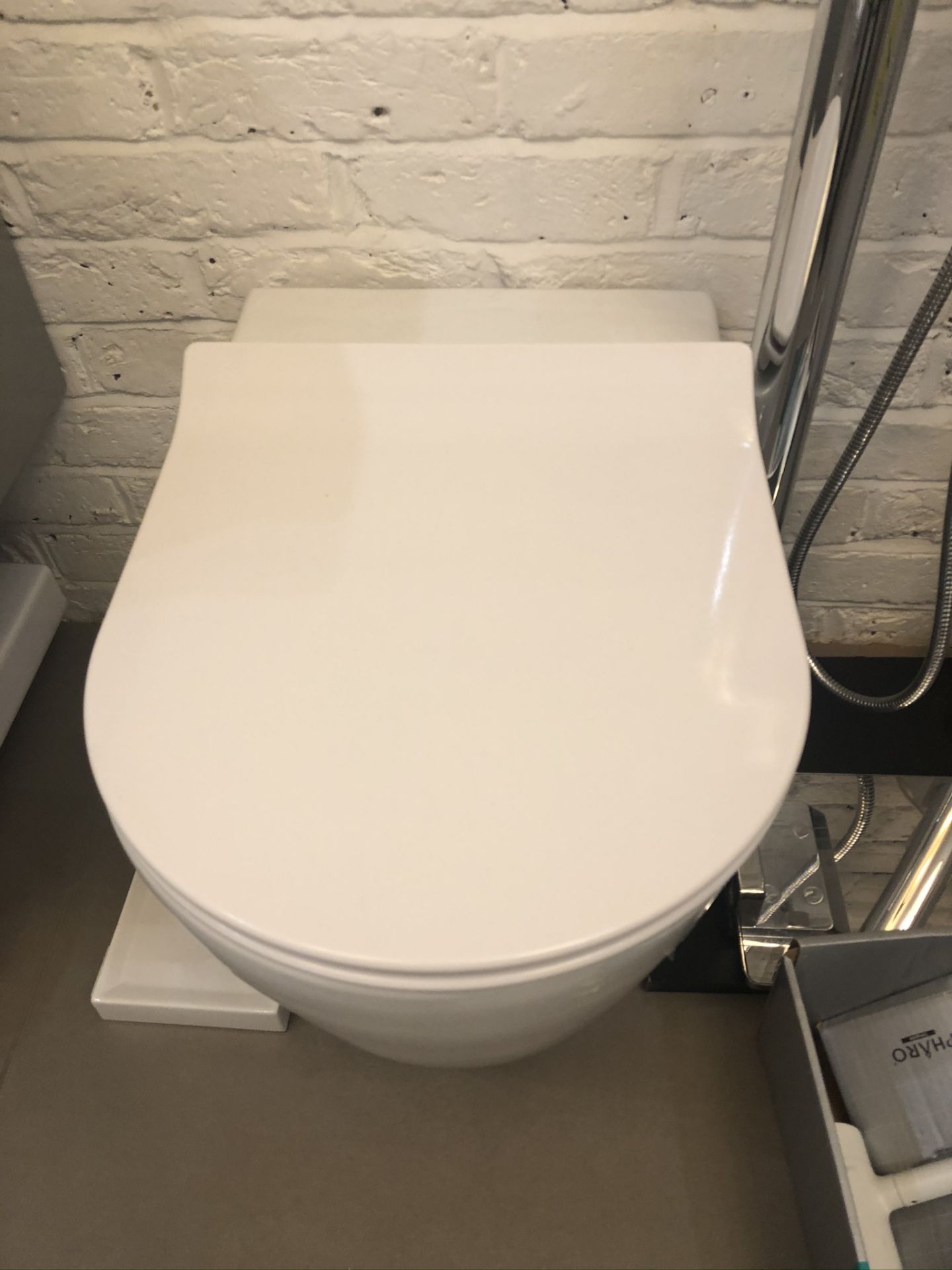 Ex Display Unbranded Soft Close Toilet in White - Image 3 of 3