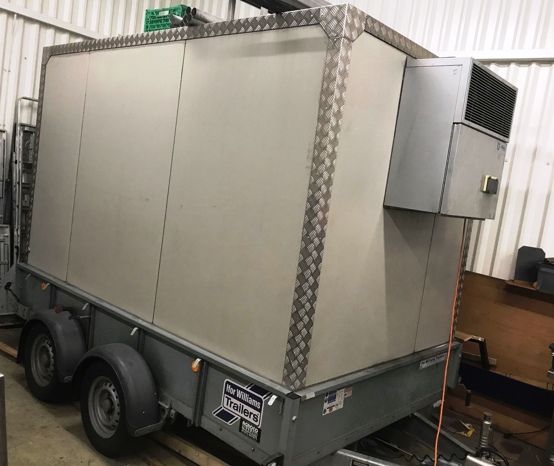 Walk-in Fridge/Freezer on Ifor Williams GD106FF Twin Axle 10 x 6 Trailer | YOM: 2016 - Image 11 of 12