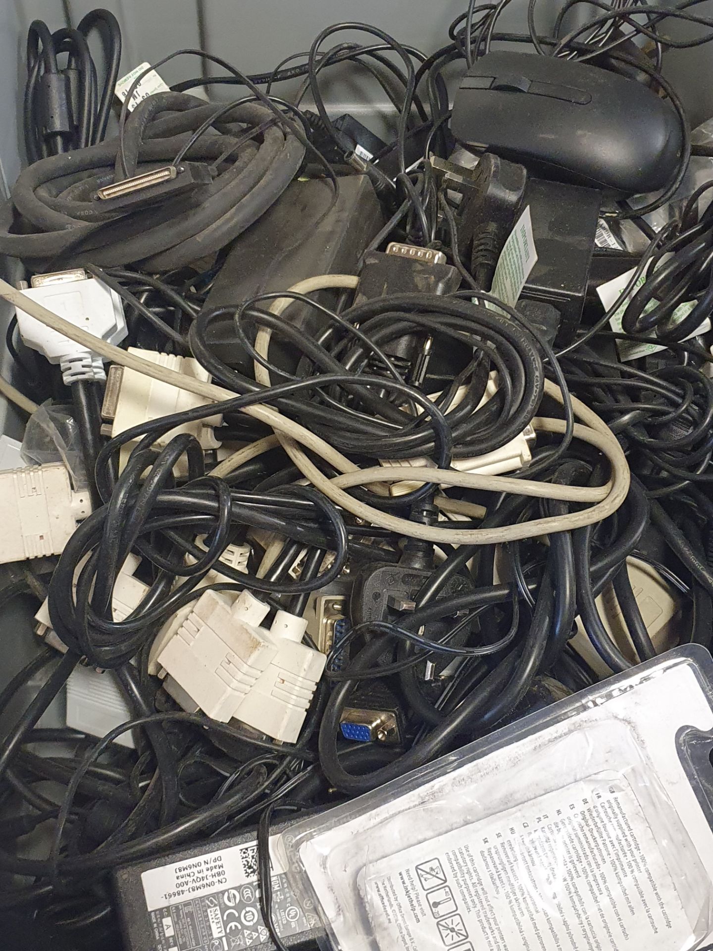 Mixed Lot of IT cables,VGA,Power Cables, HDMI & Ethernet Cables - Image 2 of 2