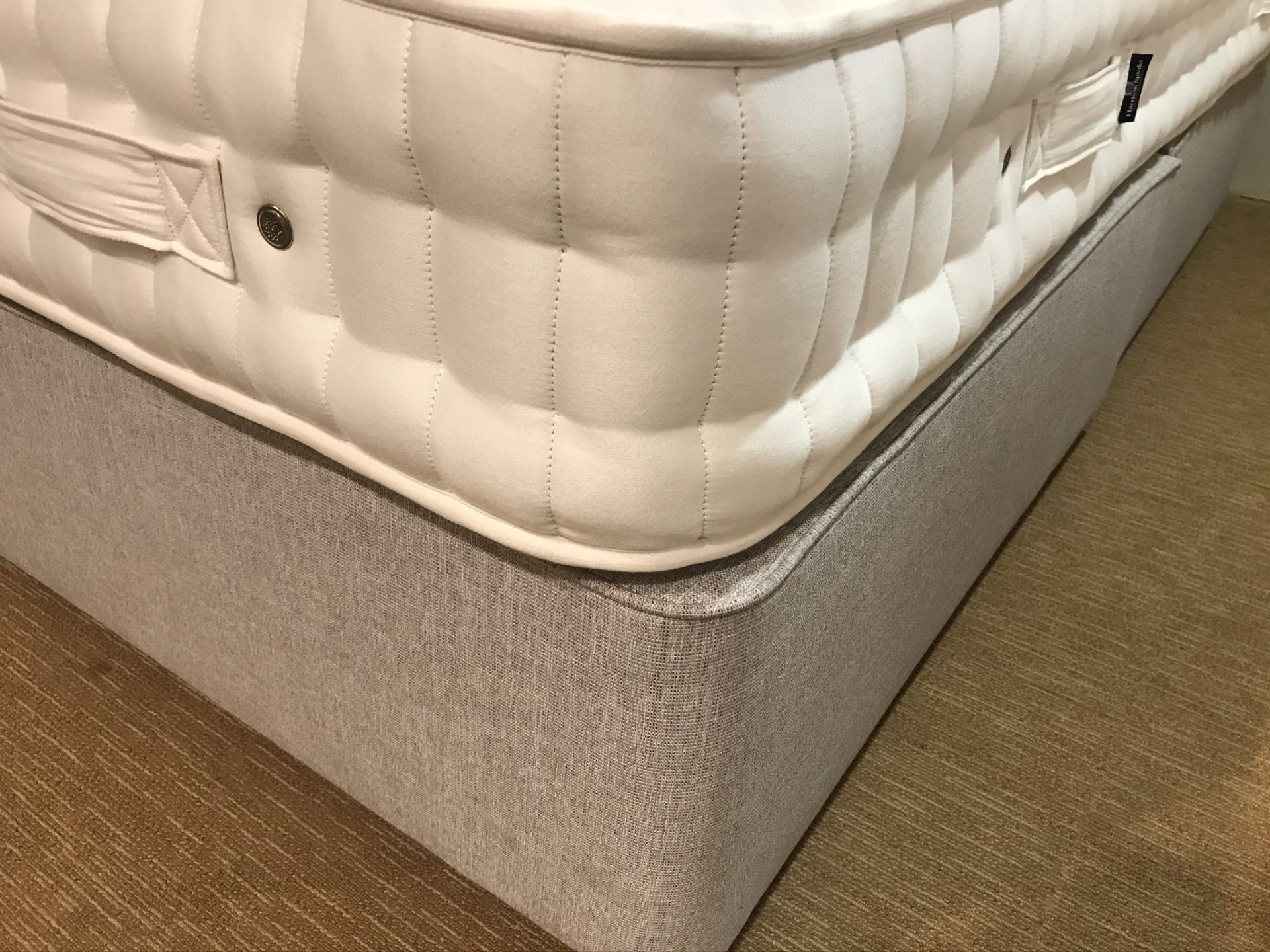 Ex Display Harrison Lima 7200 King Size Mattress w/ Deep Set Gentle/Medium Tension & Headboard in La - Image 4 of 5