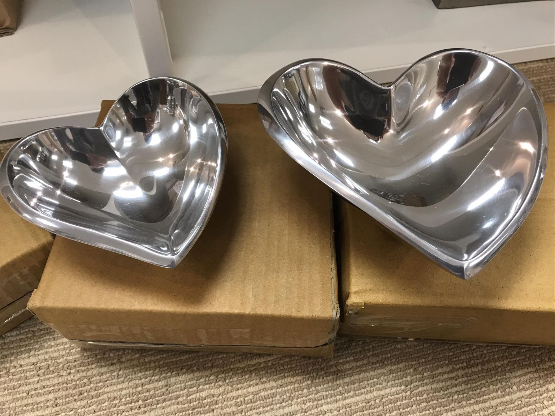 7 x Various Edge Company Stainless Steel Heart Bowls - Image 3 of 5