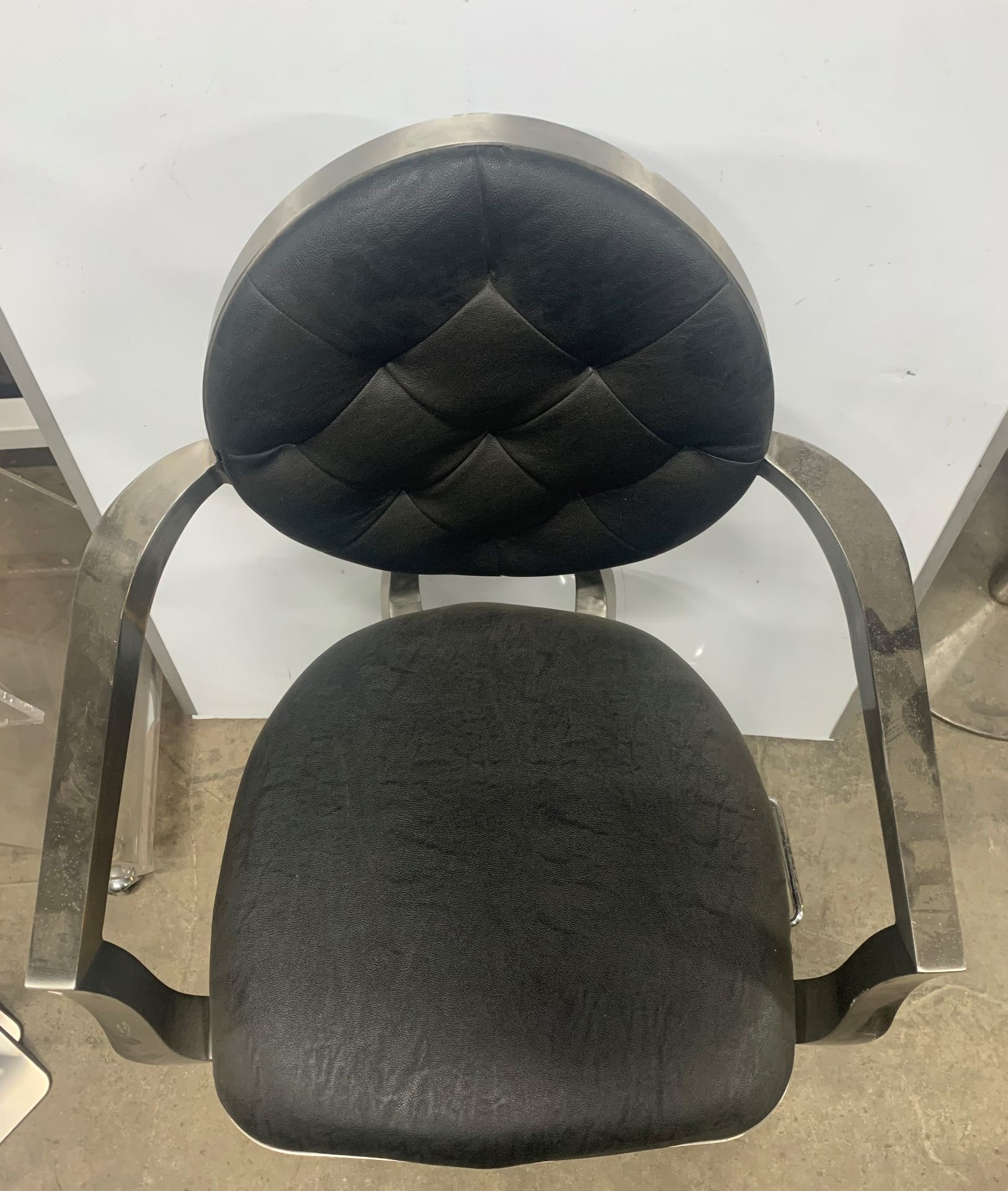 2 x Unbranded Salon Hight Adjustable Chairs - Image 2 of 2