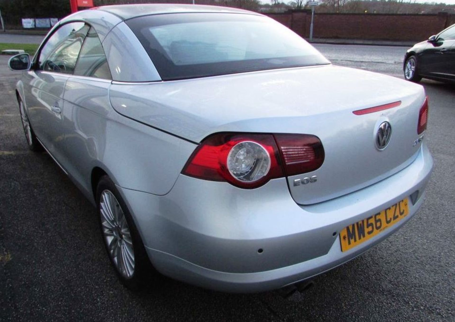 Volkswagen EOS 2.0 T-FSI Sport Cabriolet 2dr | MW56 CZC | Mileage: 87,000 | Forecourt Price £2,790 - Image 6 of 10