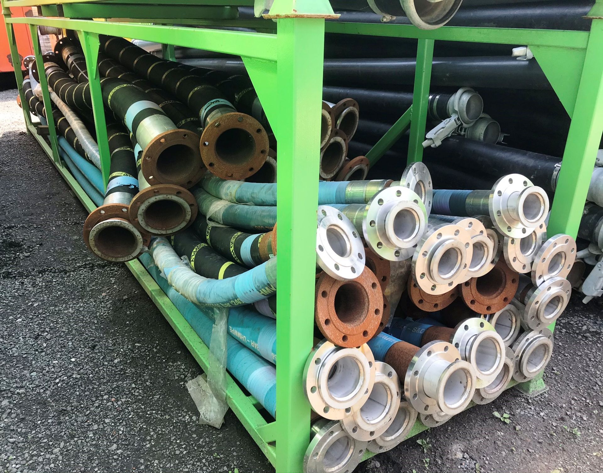 40 x Various Flexi Hoses 3m - 6m Lengths w/ Storage Stilage - Please See Description & Pictures - Image 8 of 15