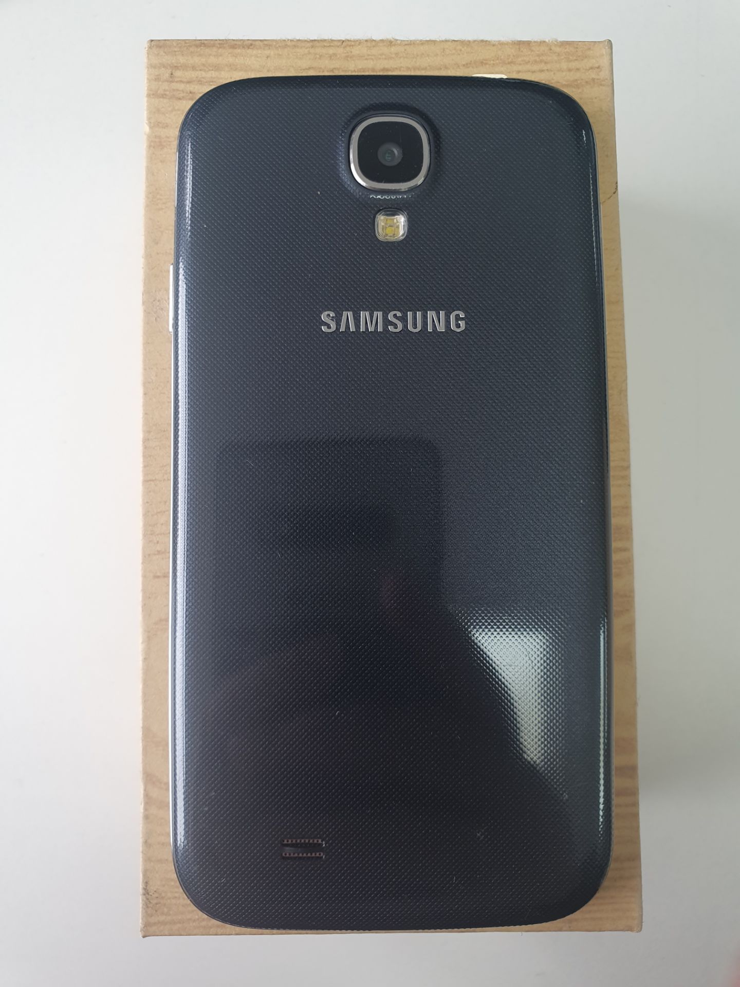 Ex-Display Samsung Galaxy S4 - Image 2 of 3