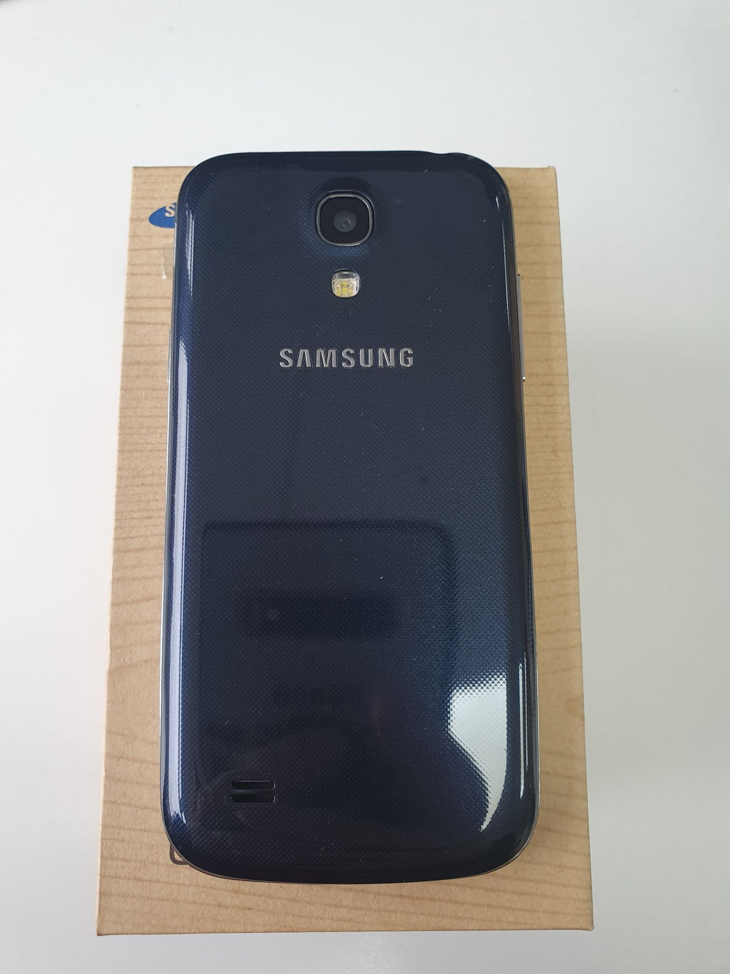 Ex-Display Samsung Galaxy S4 Mini - Image 2 of 2