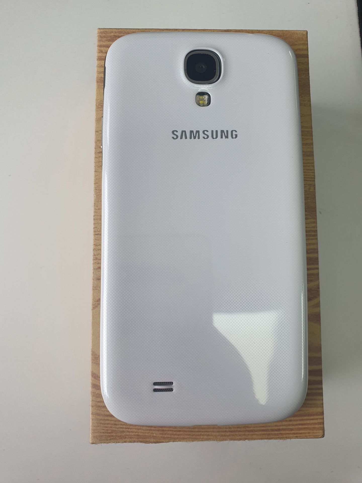 Ex-Display Samsung Galaxy S4 - Image 2 of 3