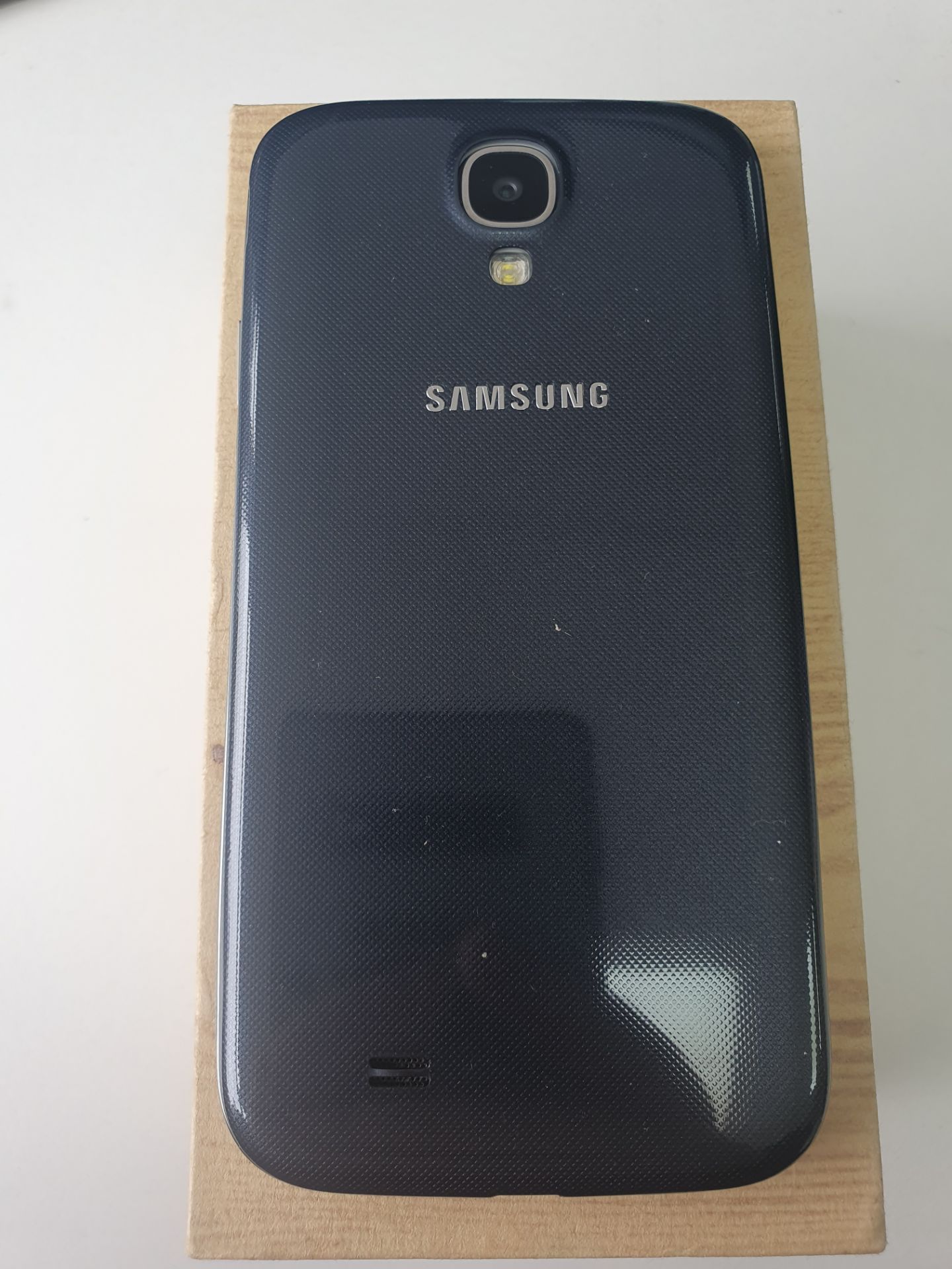 Ex-Display Samsung Galaxy S4 - Image 2 of 2