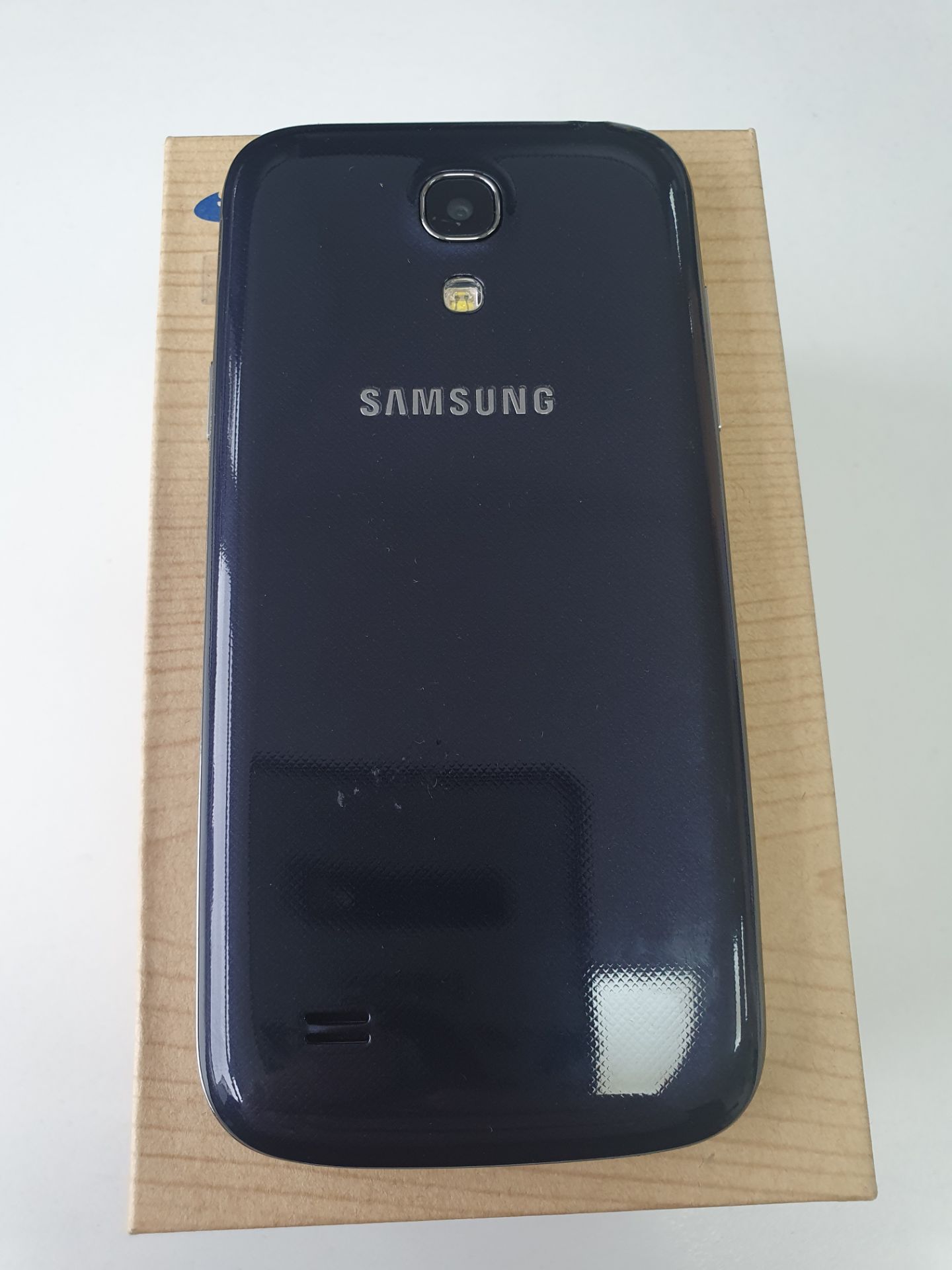 Ex-Display Samsung Galaxy S4 Mini - Image 2 of 2