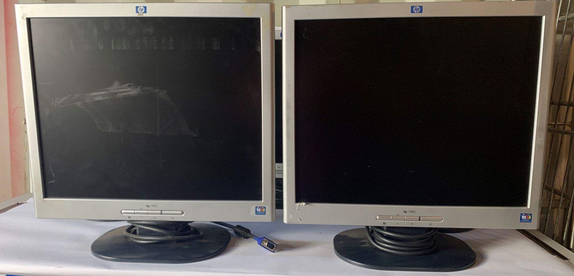 12 x HP 1902 19'' Computer Monitors - Image 2 of 4