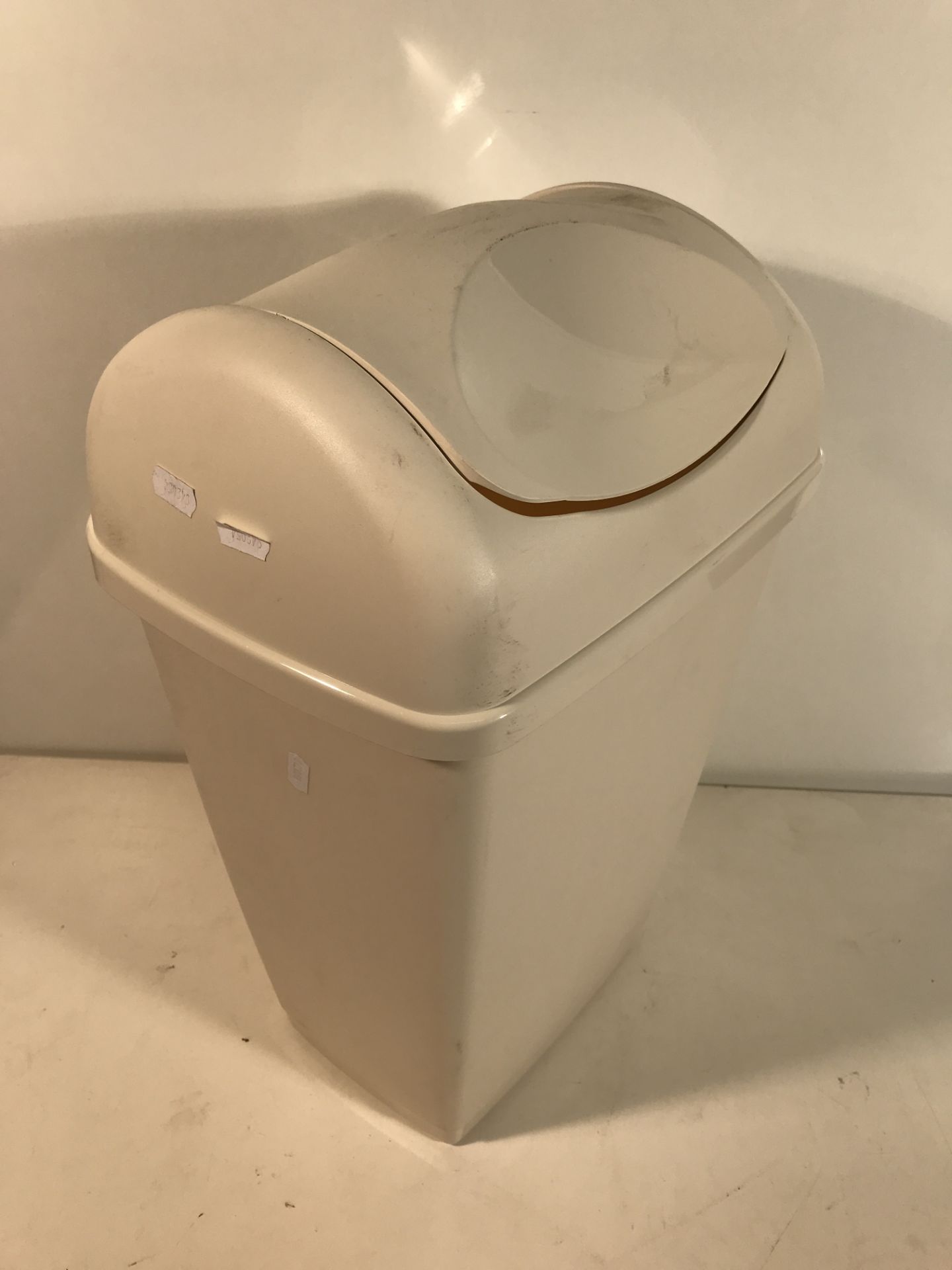 25L Swing Lid Bin (Cream) - Image 2 of 3