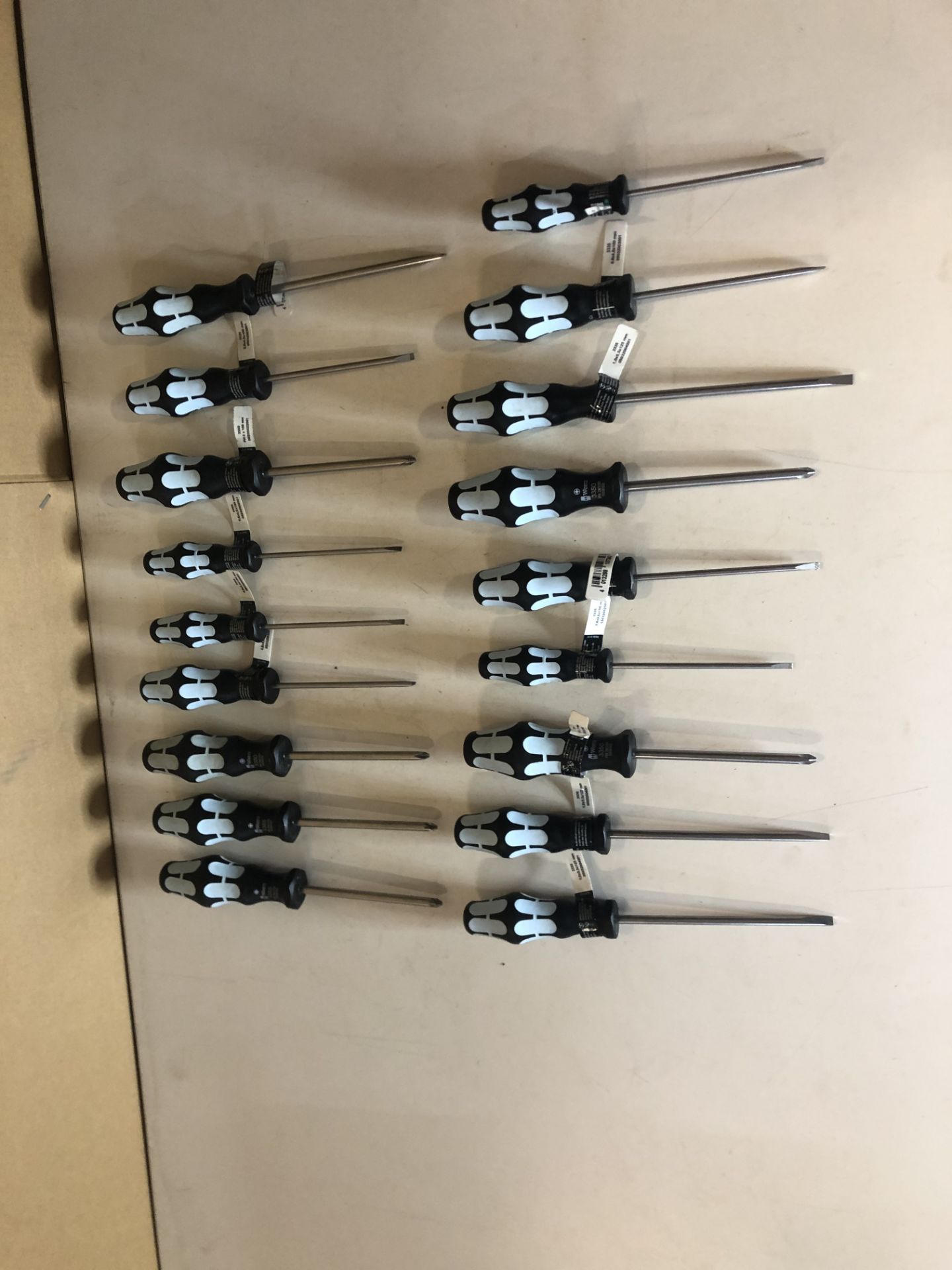 17 x Various Sized Wera Scewdrivers. See description.