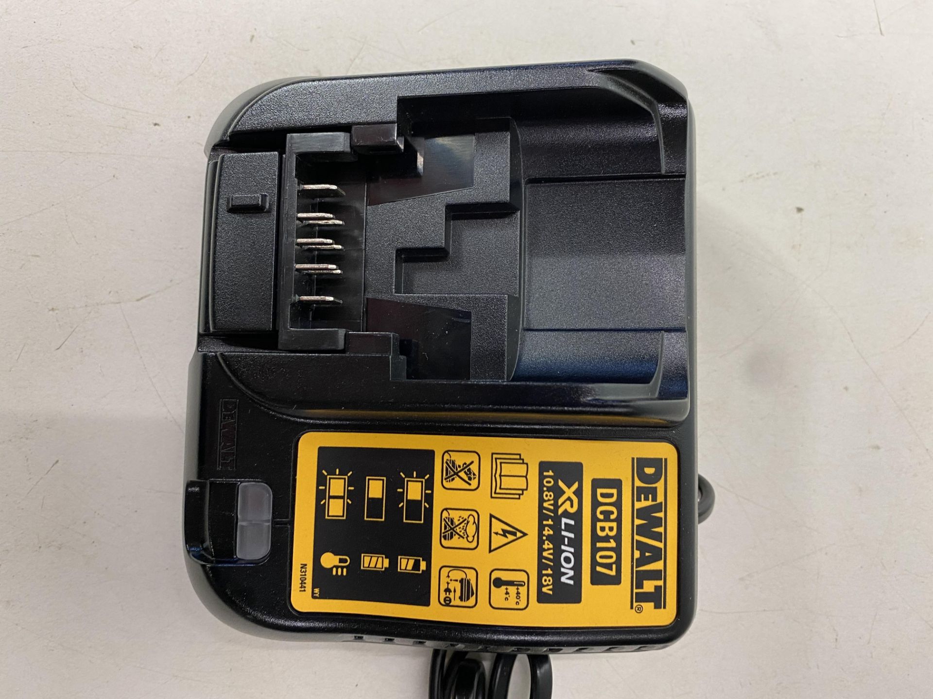 6 x Dewalt DCB107 XR Multi-Voltage Charger - Image 3 of 4