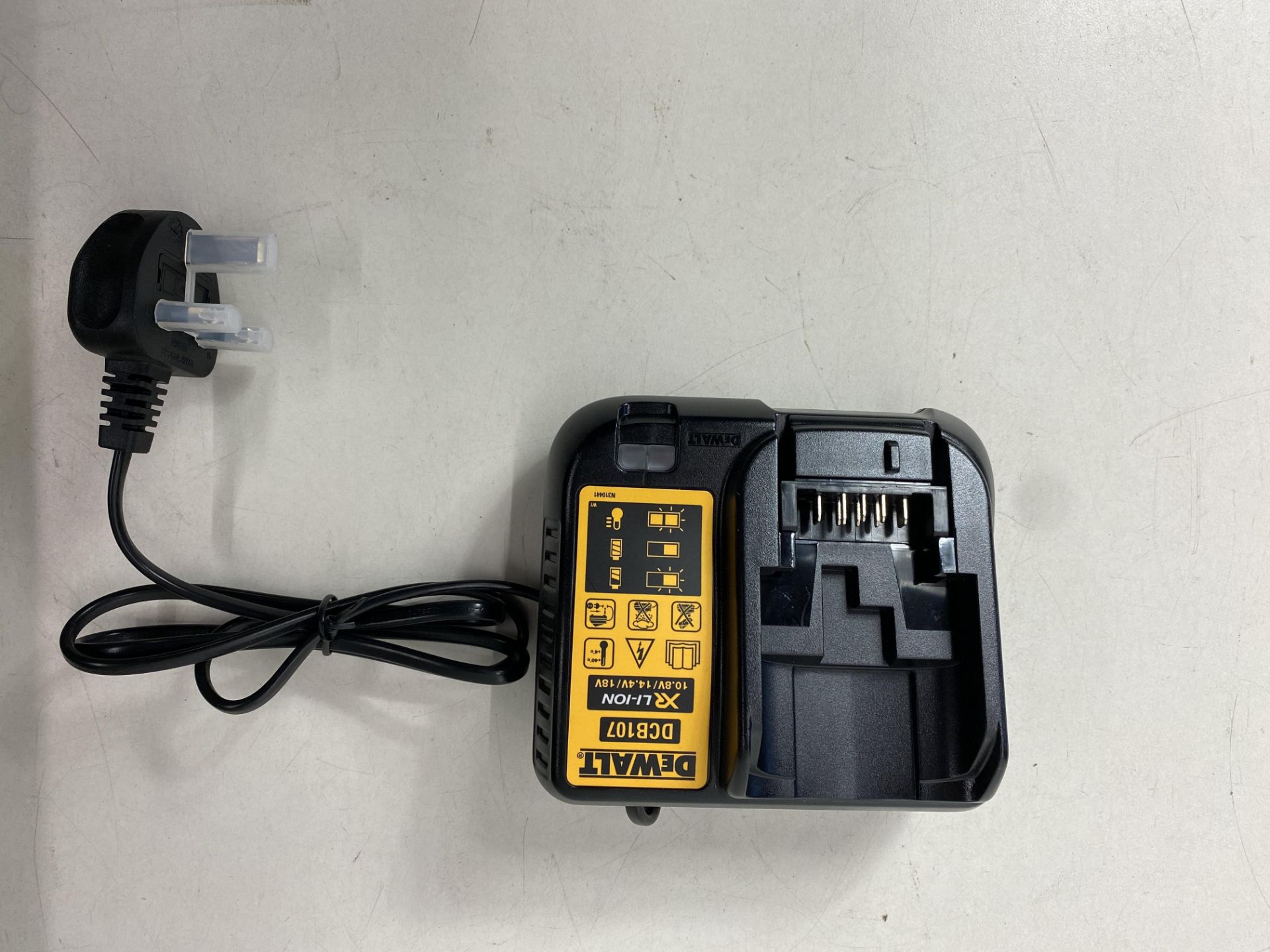 6 x Dewalt DCB107 XR Multi-Voltage Charger - Image 2 of 4