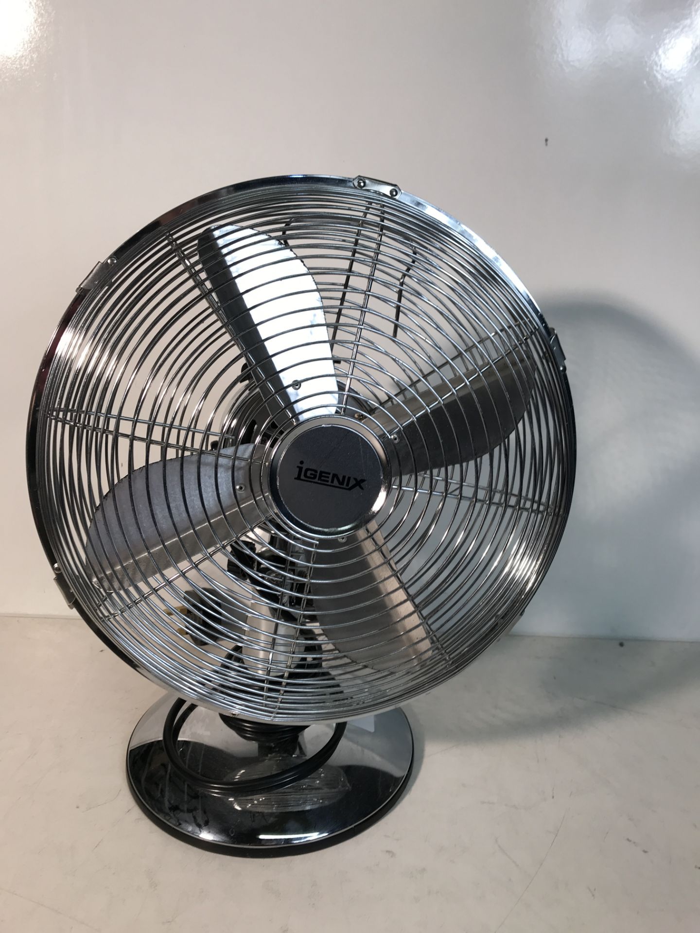 Igenix 12'' Polished Chrome Retro Desk Fan - Image 3 of 4