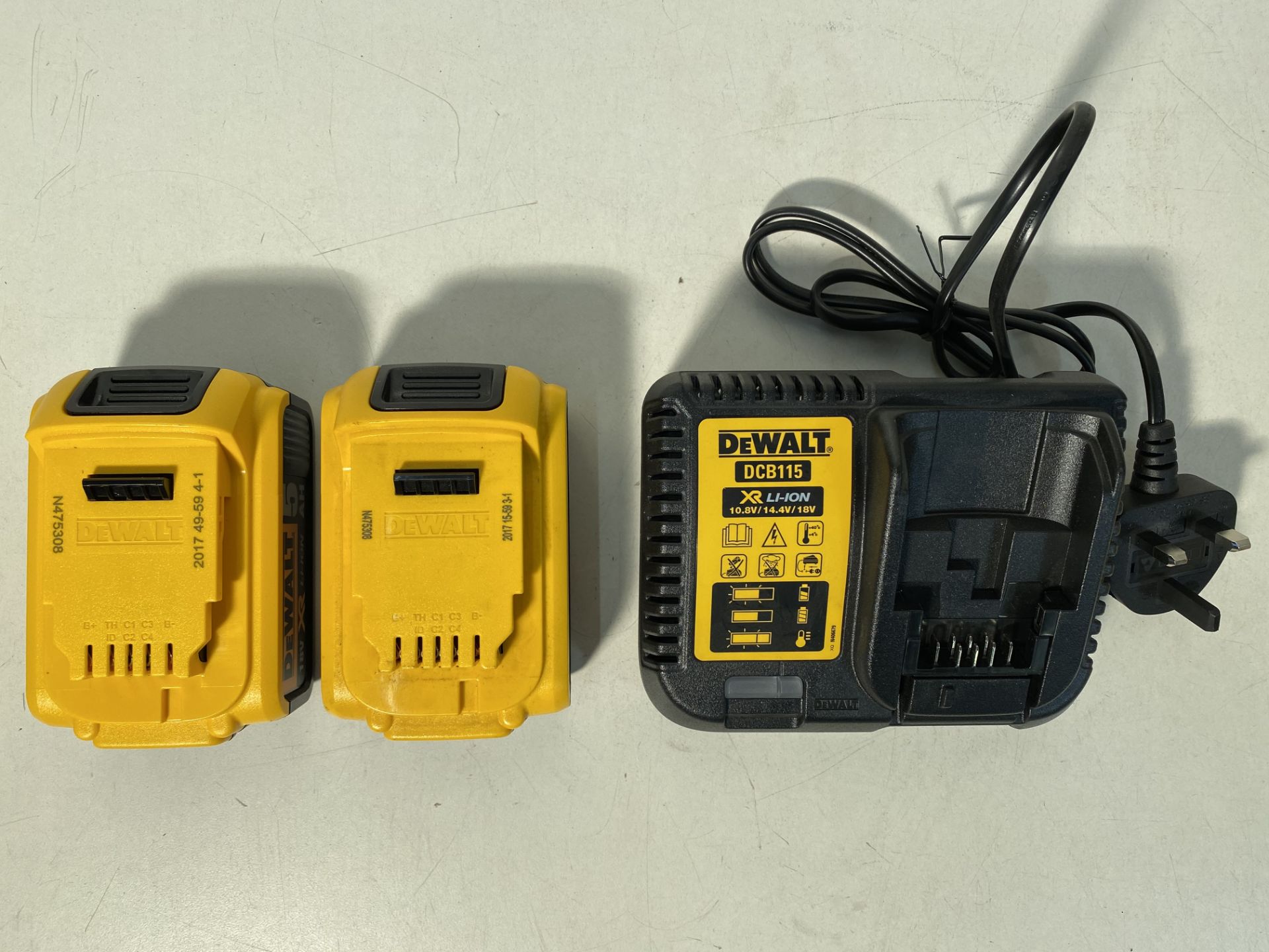 DeWalt 18V Batteries And Charger Set