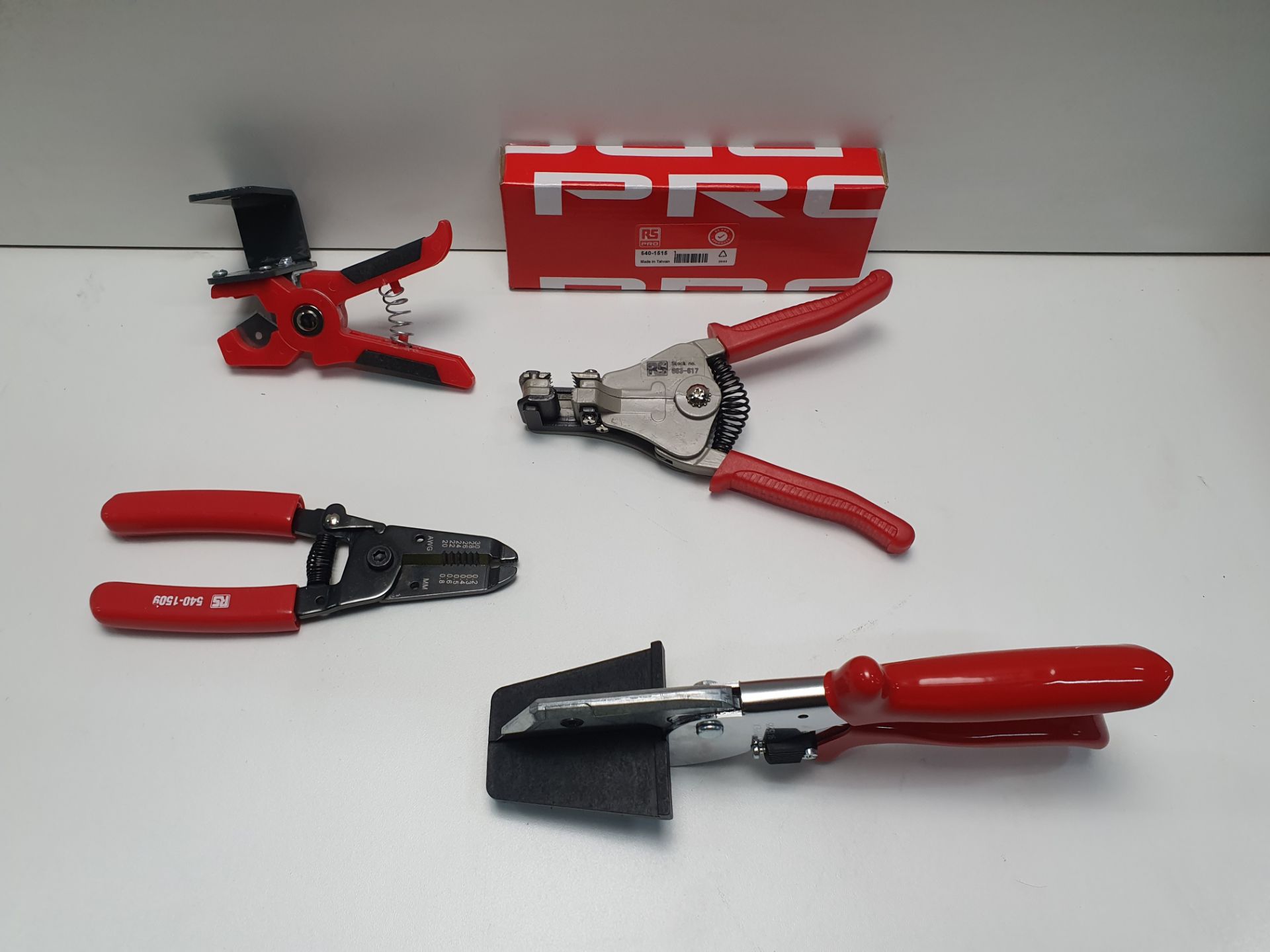 Selection of cutting tools listed in description