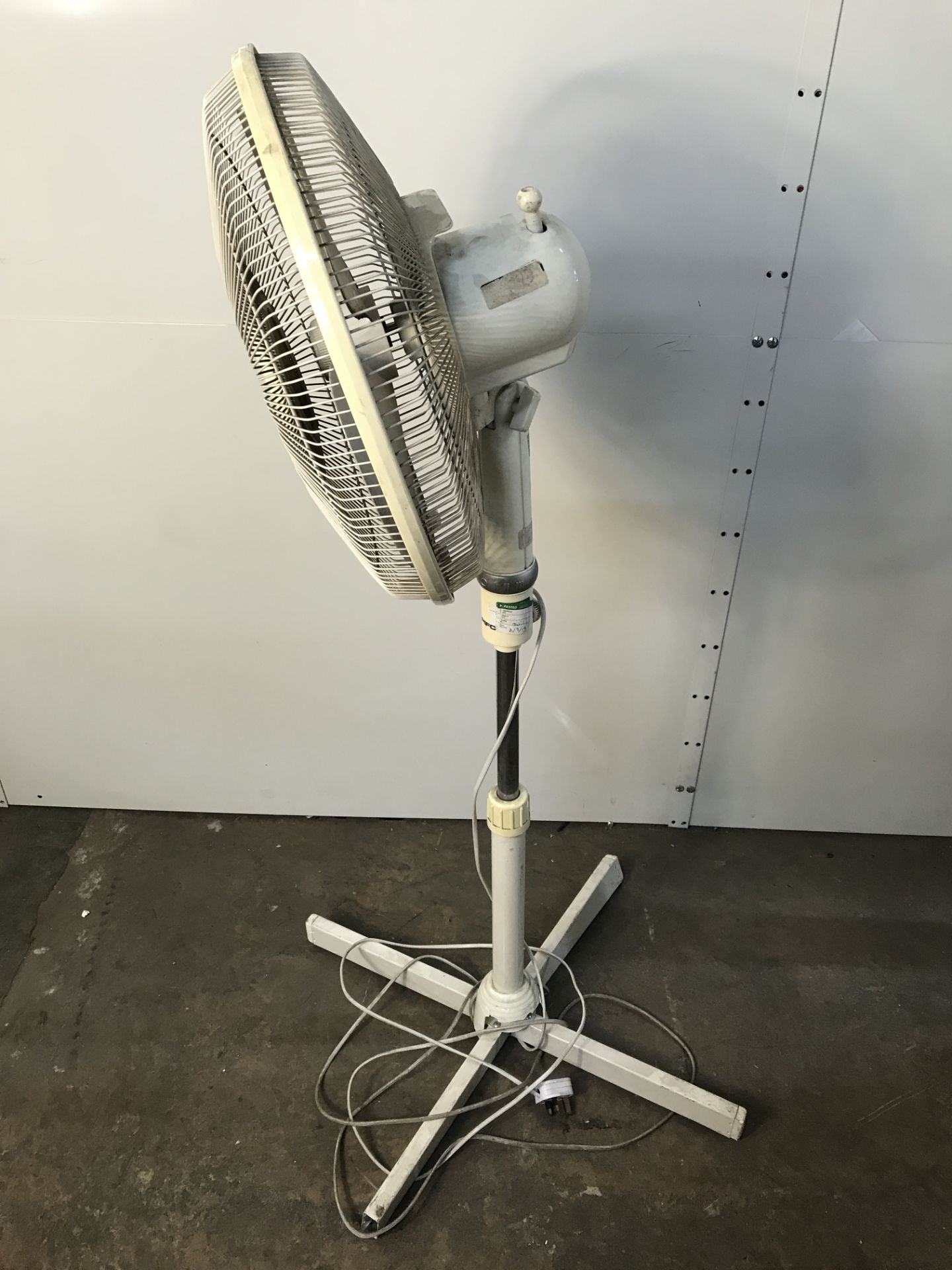 Large Electric Fan - Image 2 of 3