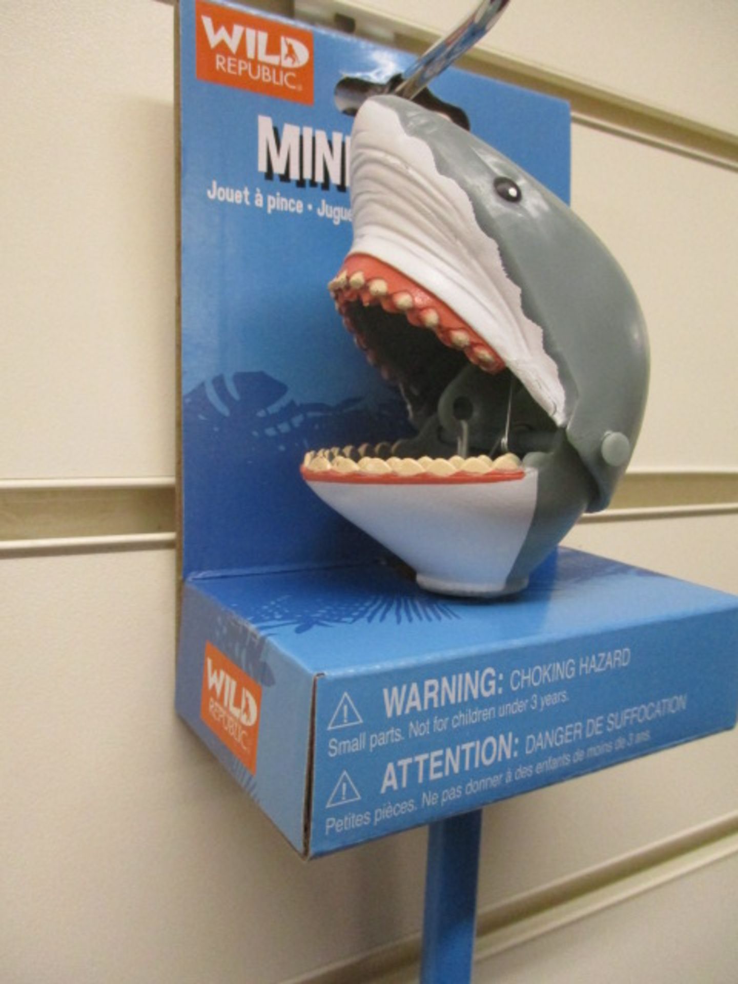 500 x Shark Pincer Novelty Toy | RRP £1,500 - Image 2 of 2