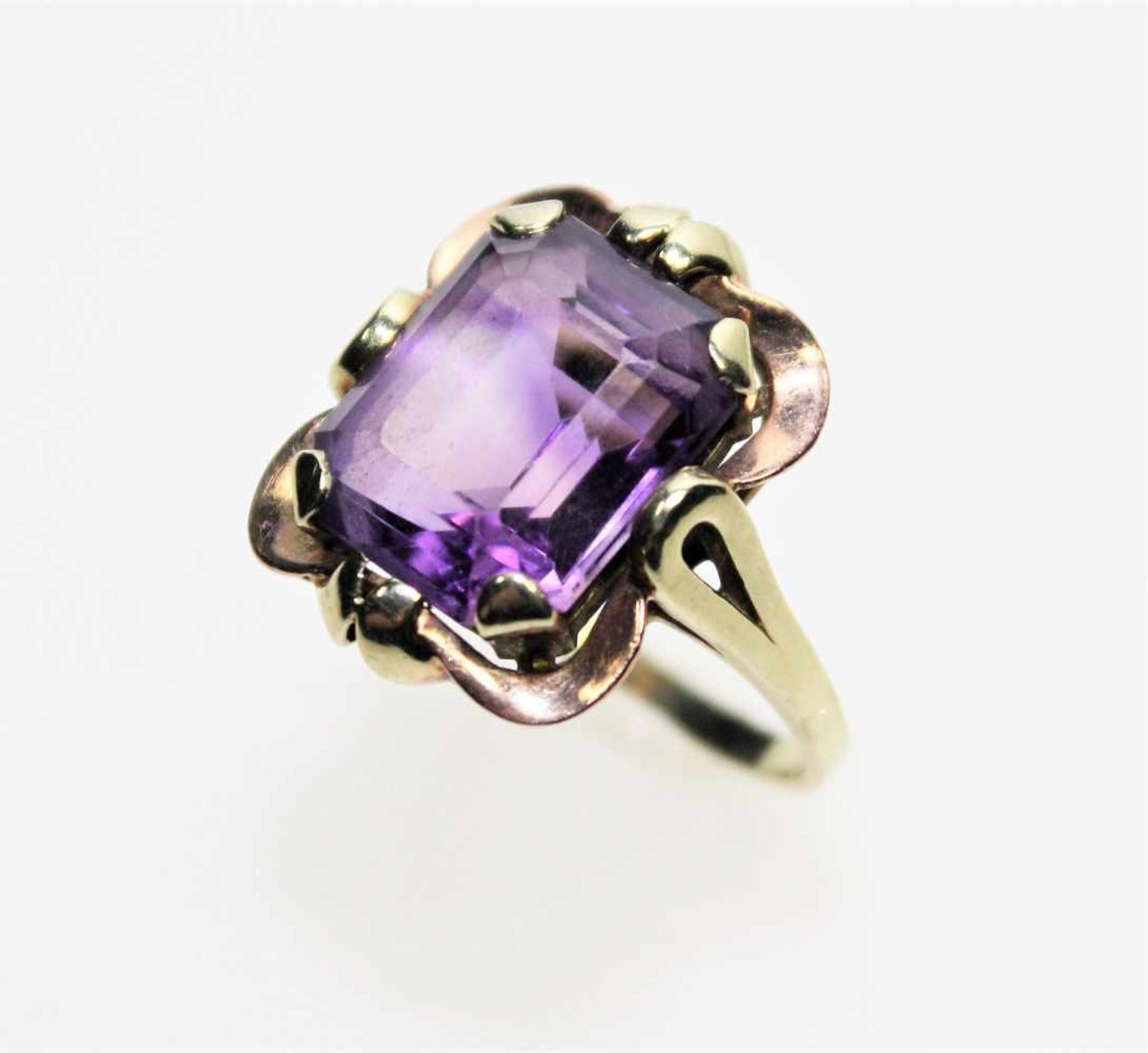 Schmaler, goldener Ring 585/f gest. mit einem achteckigen Amethyst, Weite ca. 17 ½.<