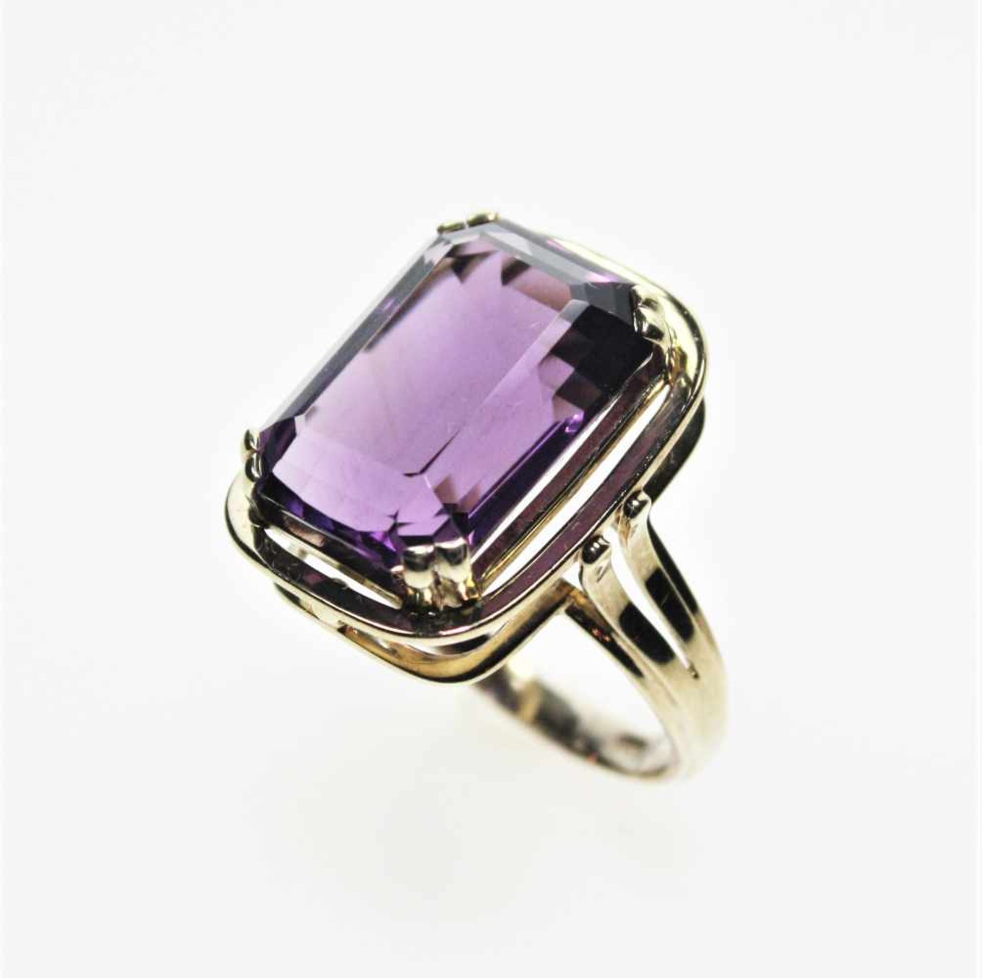 Goldener Ring 585/f gest. mit einem achteckigen Amethyst in kräftiger Farbe, Weite 19 ½.<b