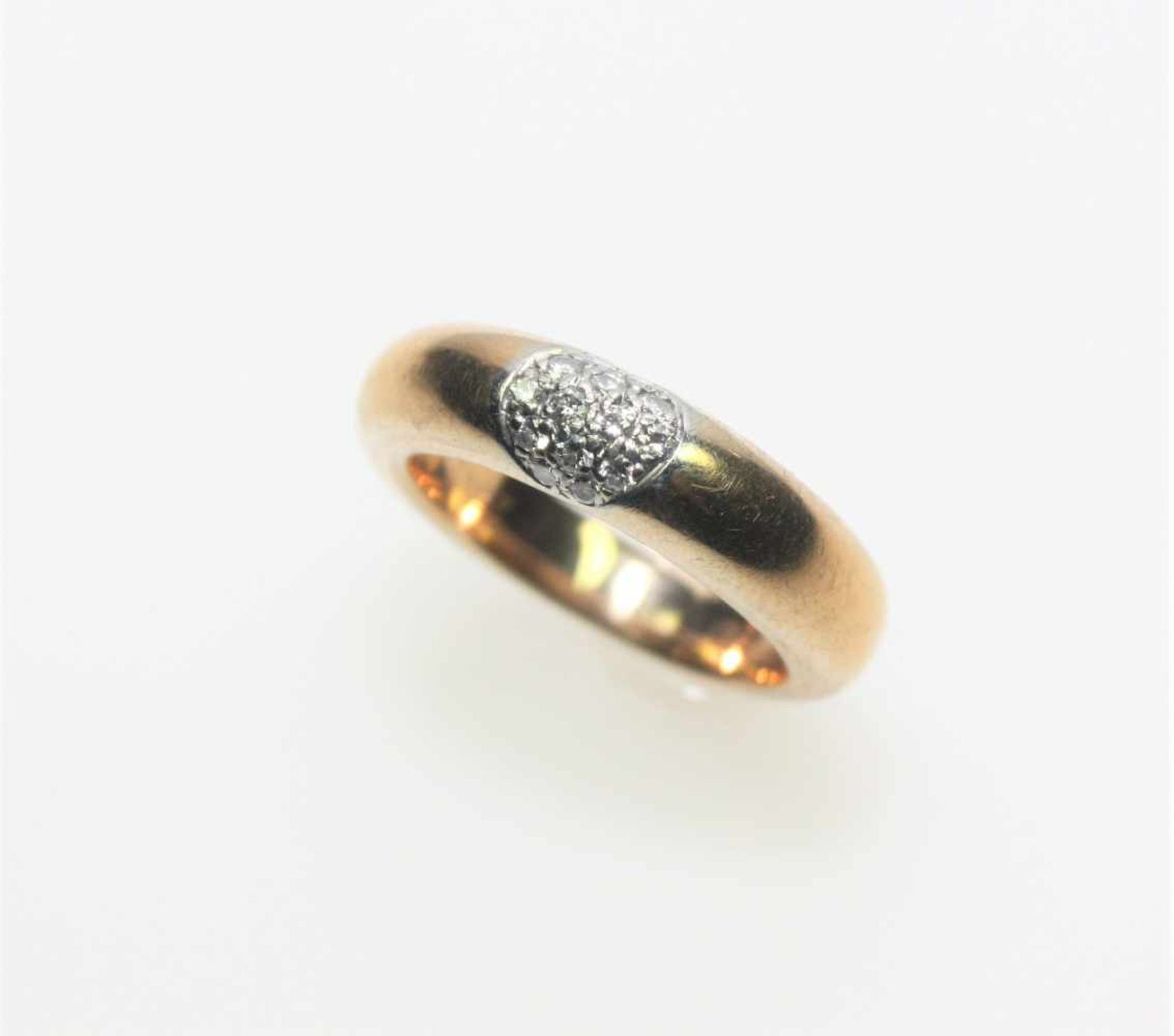 Schmaler, goldener Bandring 750/f gest. signiert Wempe, zur Mitte Kleindiamanten in