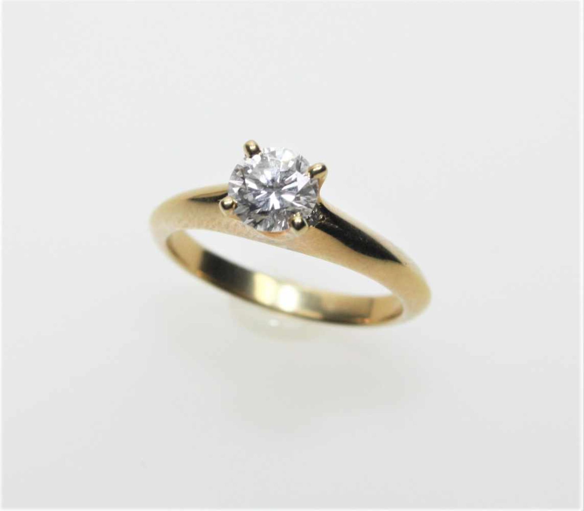 Goldener Ring 750/f gest., in vier Krappen ein Diamantsolitär in Brillantschliff ca. 0,75 ct in