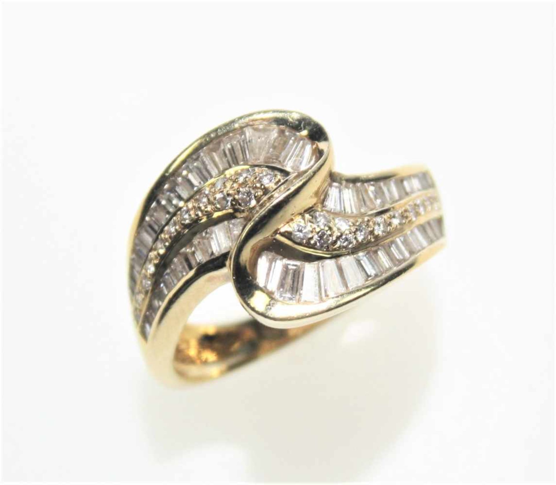 Moderner, goldener Ring 18 K gest., geschwungene Form mit Diamanten in Brillant-, Baguette- und