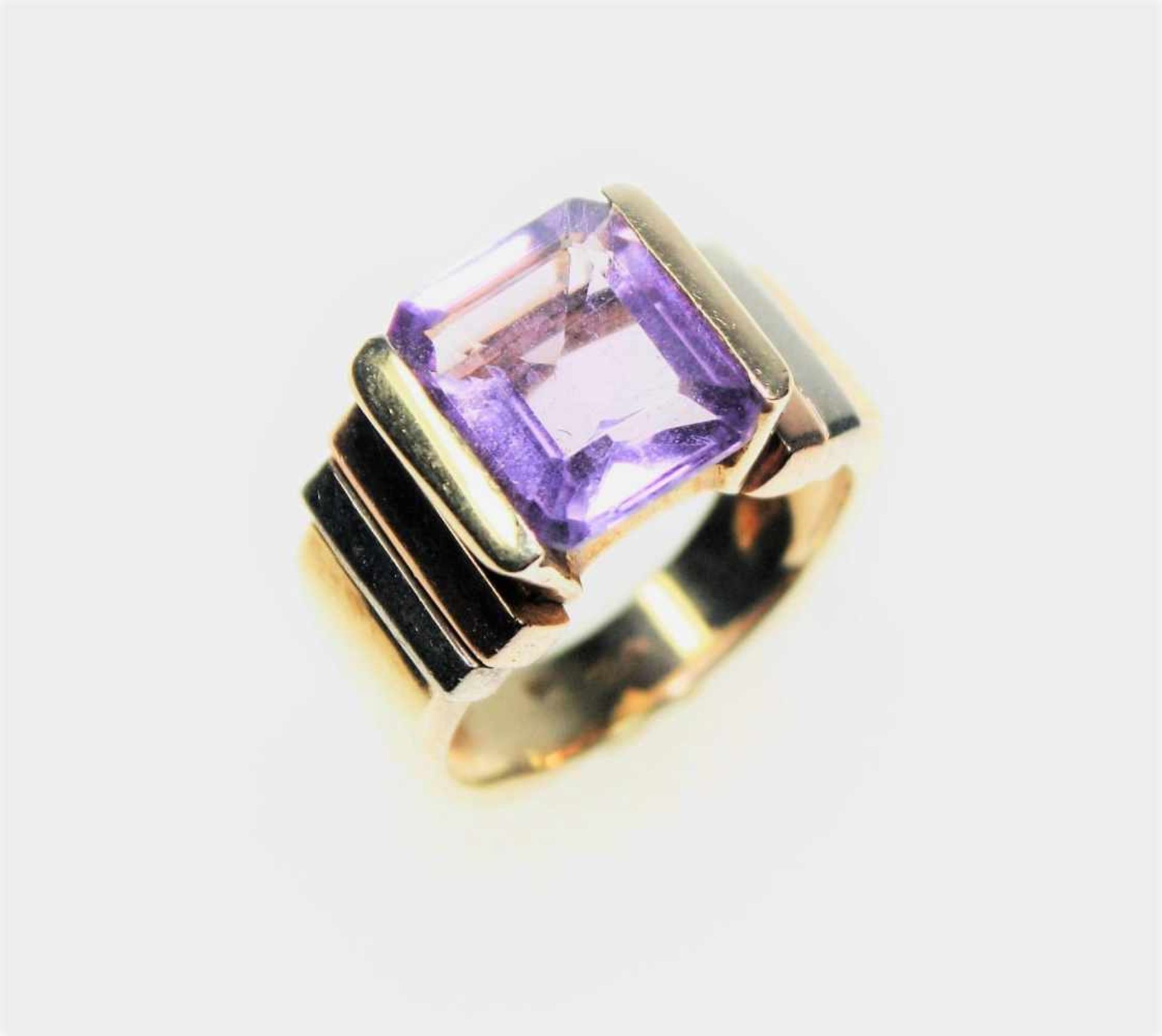 Ring in Gelb- und Weißgold 585/f gest. mit einem hoch gefassten, achteckigen Amethyst in heller