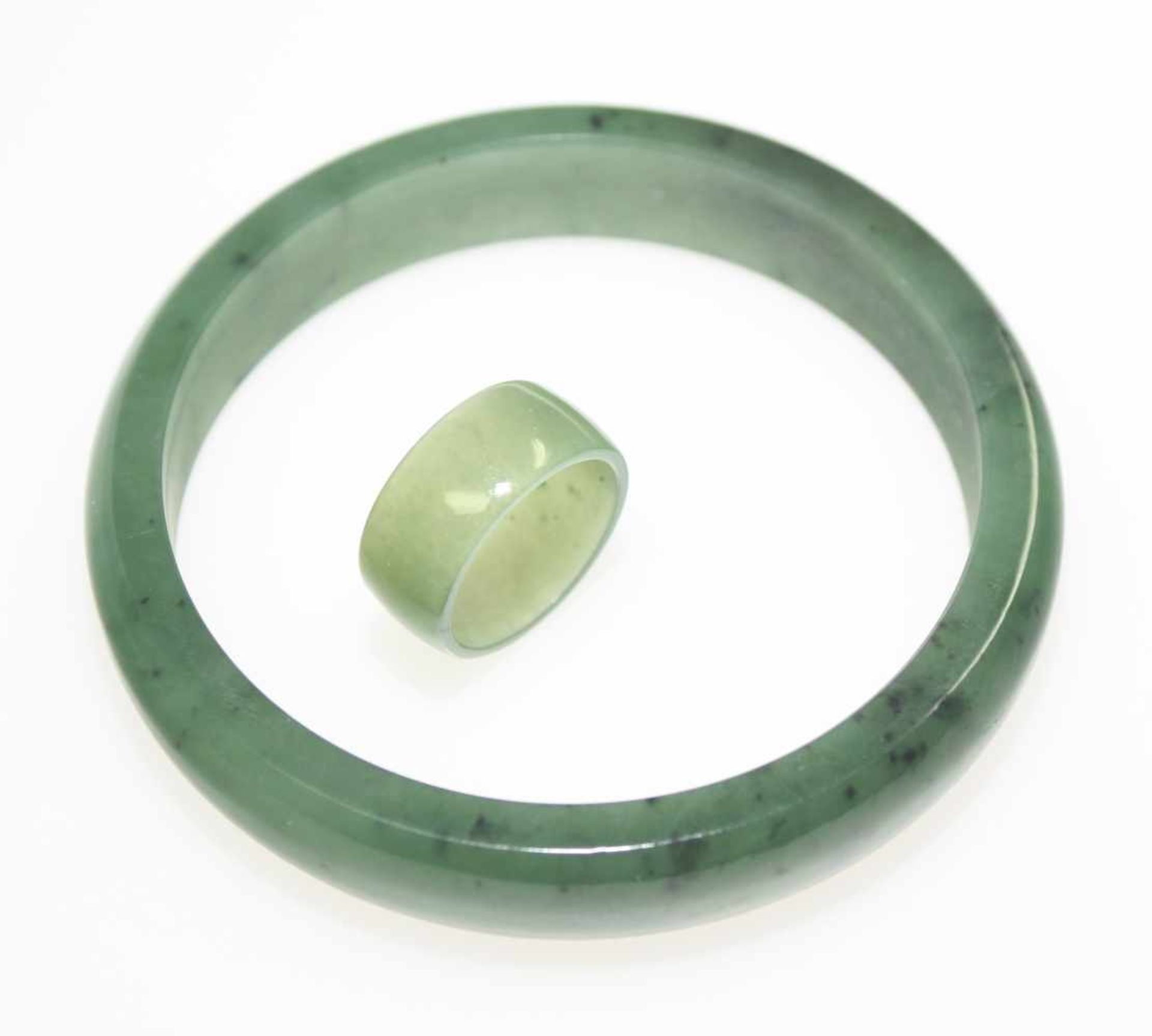Moderne Jadegarnitur:1 Armreif 42,8 g1 Ring, Weite ca. 16 ½, 2,5 g