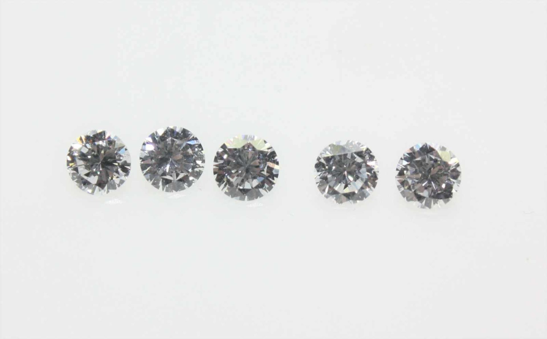 Fünf etwa gleich große, ungefasste Diamanten in Brillantschliff zus.ca. 2,20 ct in guter Farbe,